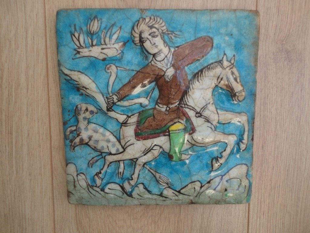 Antieke Perzische tegel met jachtscène, Antiek en Kunst, Ophalen of Verzenden