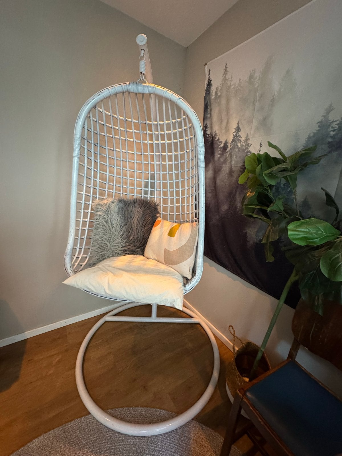 Witte hangstoel met standaard, Huis en Inrichting, Stoelen, Ophalen, Gebruikt, Wit, Boho