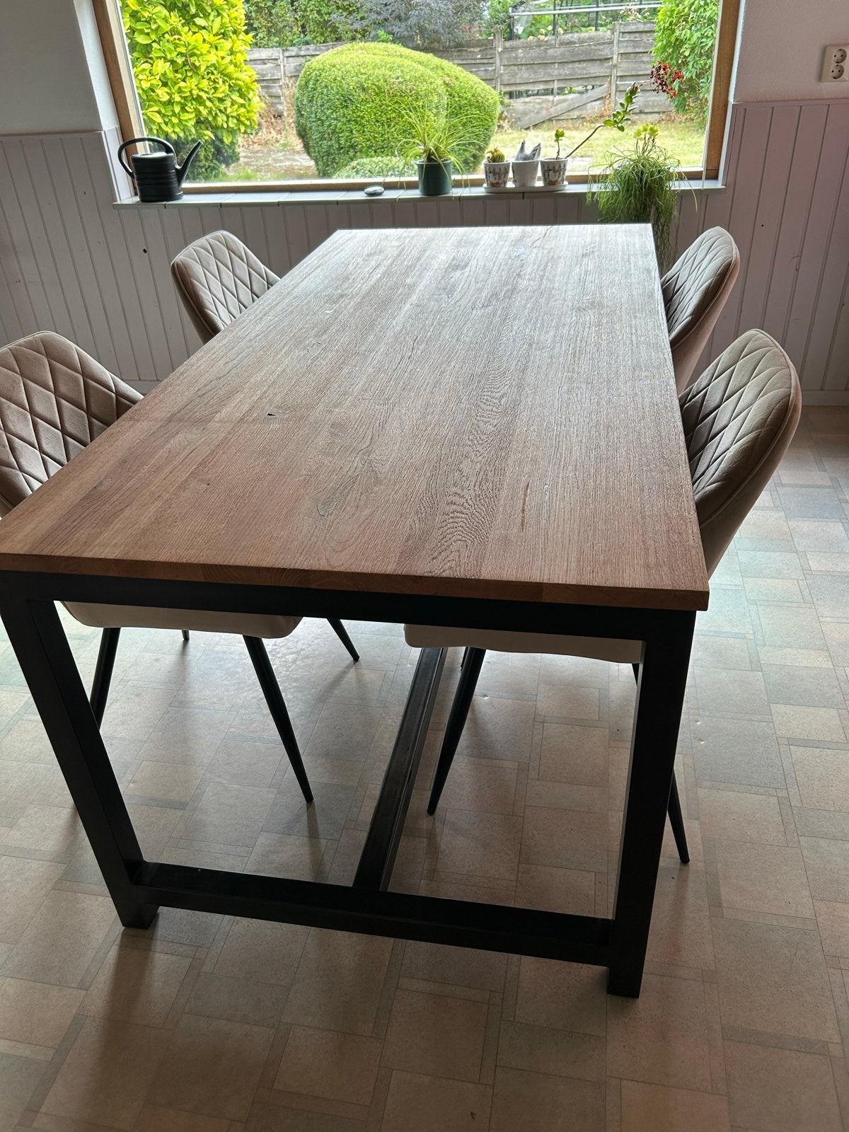 Robuuste eettafel met metalen onderstel, Huis en Inrichting, Tafels | Eettafels, Ophalen, 50 tot 100 cm, Zo goed als nieuw, 150 tot 200 cm