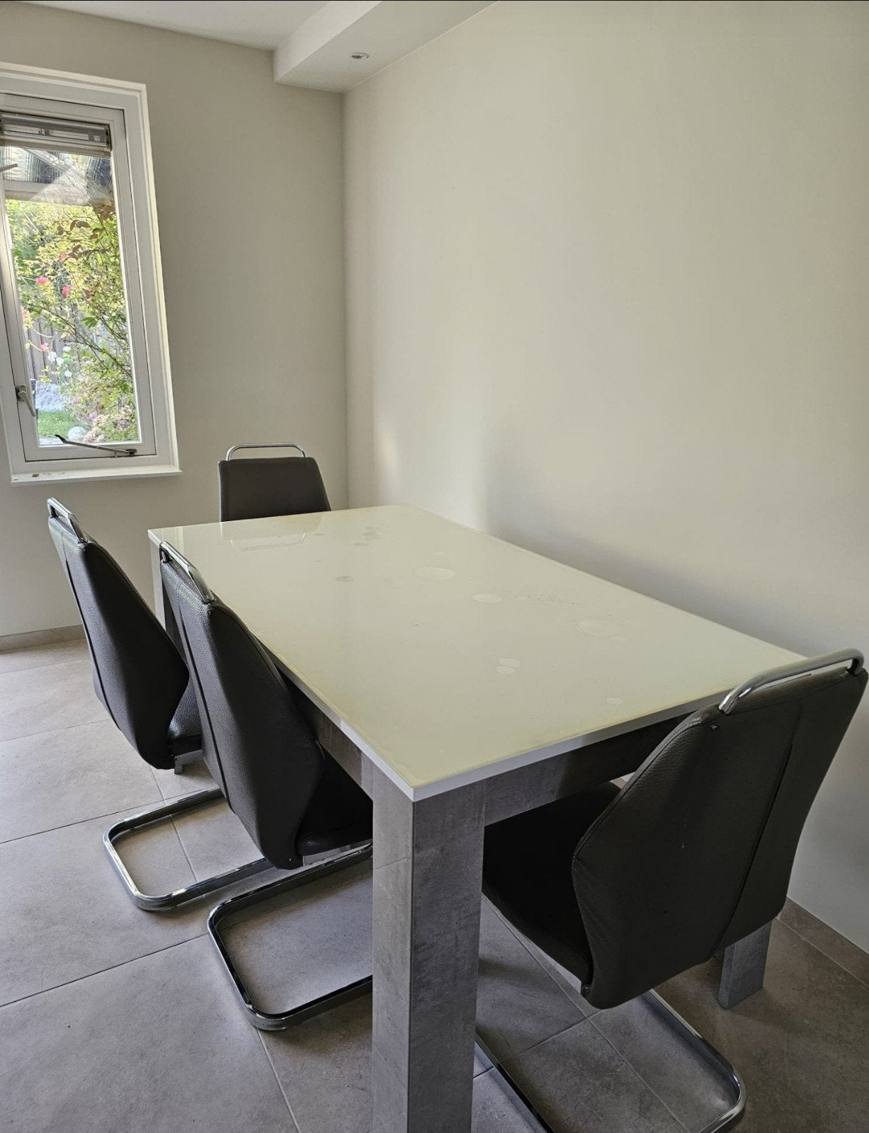 Moderne eettafel met 4 stoelen - Zo goed als nieuw, 100 tot 150 cm, Zo goed als nieuw, Glas, Modern