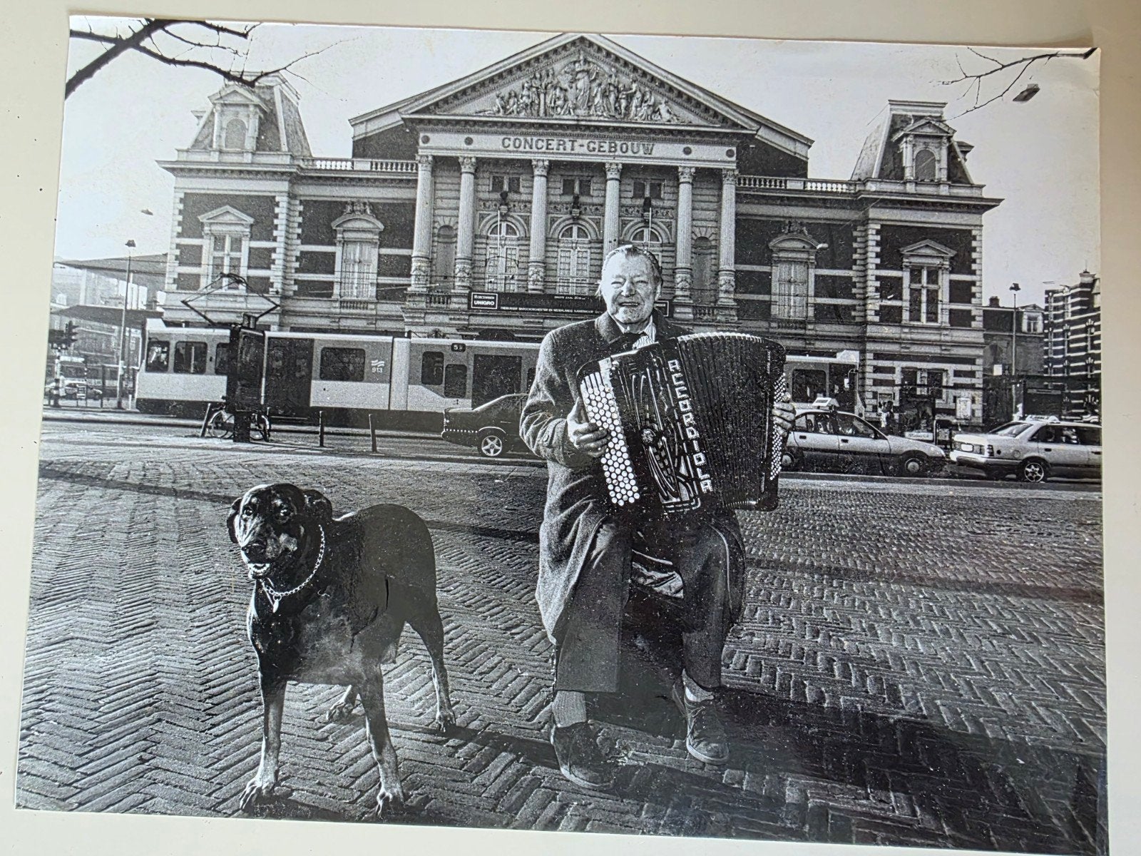 Johnny Meyer voor het Concertgebouw in Amsterdam 1992., Ophalen of Verzenden