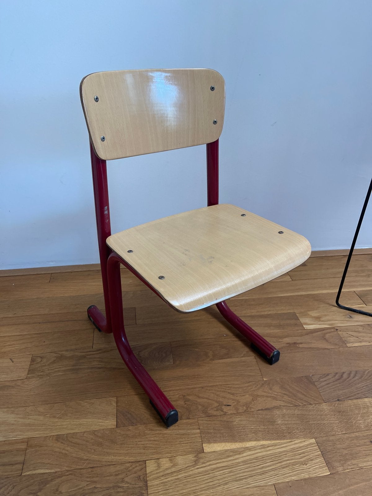 Vintage kleuter schoolstoel met rood metalen frame, Ophalen, Gebruikt, Overige kleuren, Eén