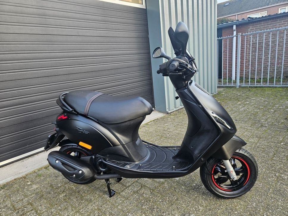 PIAGGIO ZIP 4T E5 BROM 2023 MAT ZWART 3295 KM + OPTIES!, Onbekend, Ophalen of Verzenden, Zo goed als nieuw, Onbekend