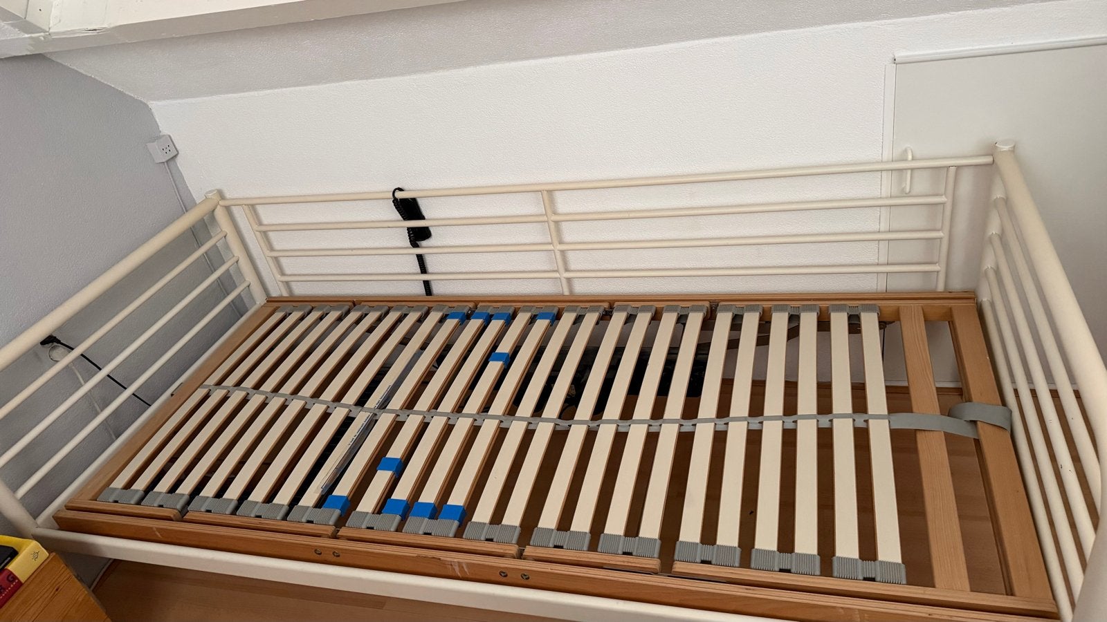 eenpersoonsbed met elektrisch verstelbare lattenbodem, Huis en Inrichting, Ophalen, 90 cm, Eenpersoons, Wit