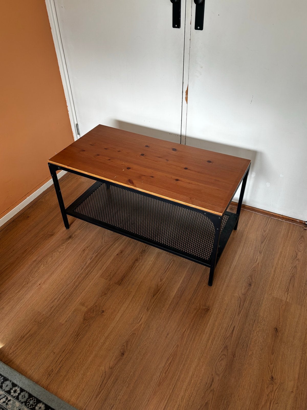 IKEA Houten bijzettafel met metalen frame en rooster, Huis en Inrichting, Tafels | Bijzettafels, Ophalen, Minder dan 45 cm, Gebruikt