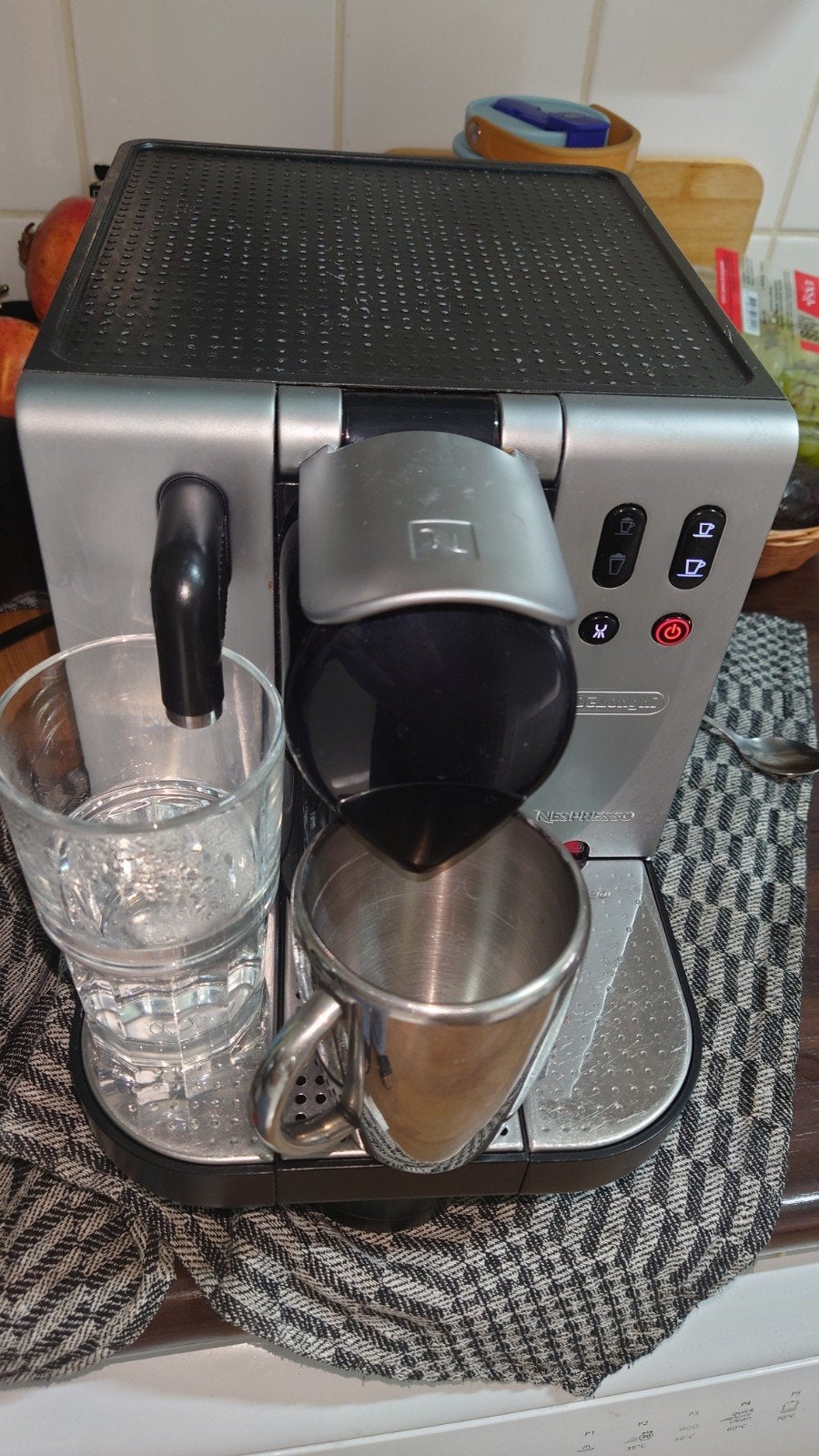 De'Longhi Nespresso Lattissima Pro EN680.M, Gebruikt, Espresso apparaat, Ophalen of Verzenden, Koffiepads en cups