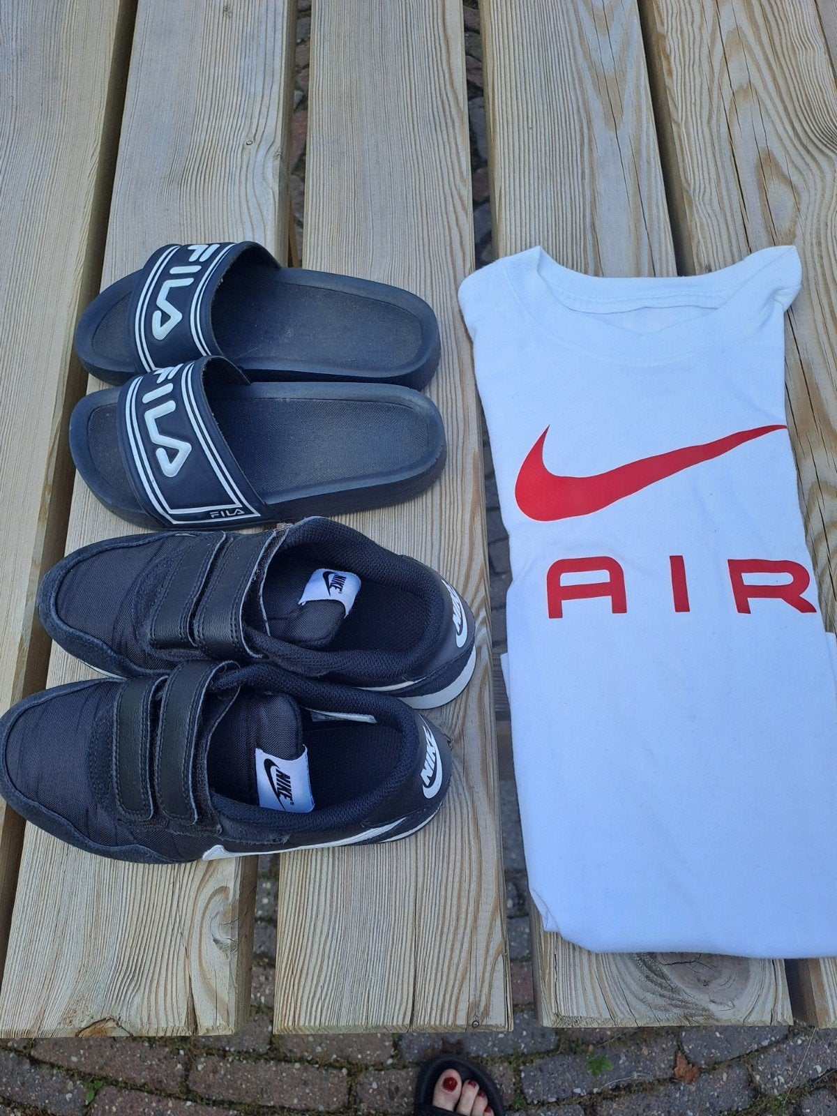 Nike gympen en T-shirt en Fila slippers, Ophalen of Verzenden, Zo goed als nieuw, Jongen of Meisje, Sportschoenen