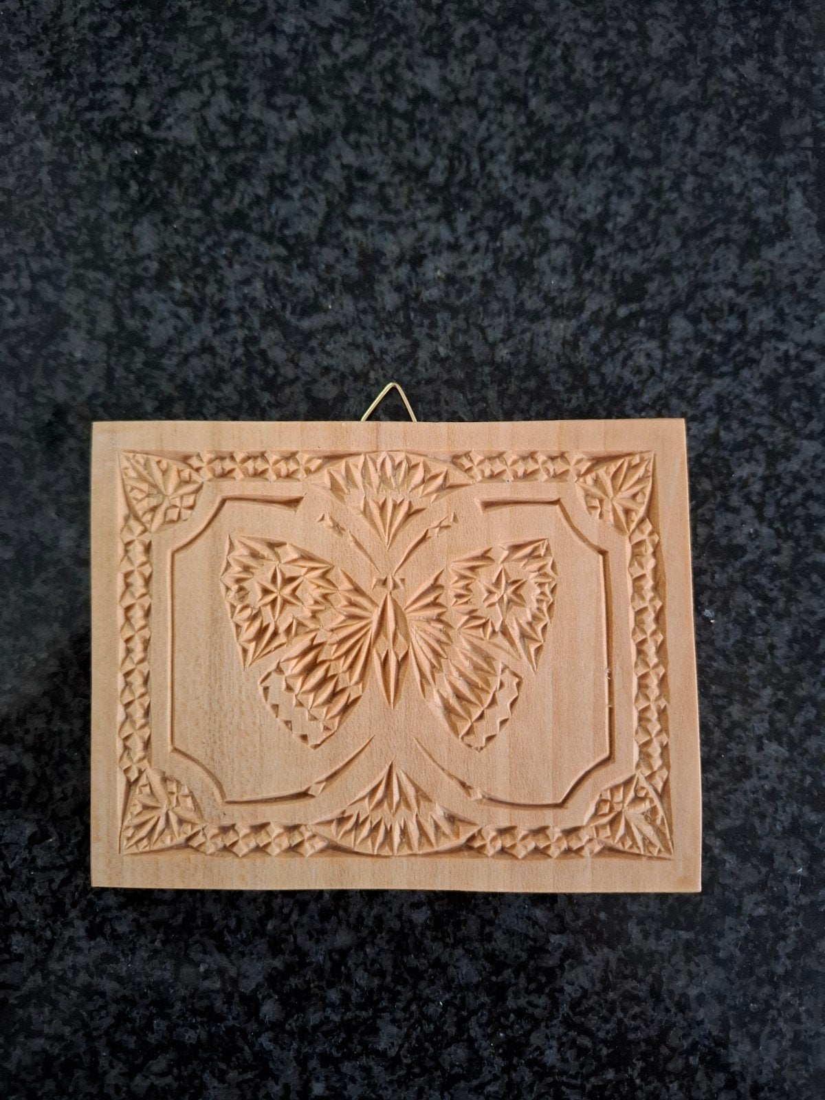 Handgemaakte vlinder van lindenhout met Fries houtsnijwerk, Overige onderwerpen, Minder dan 20 cm, Ophalen of Verzenden, Handgemaakt