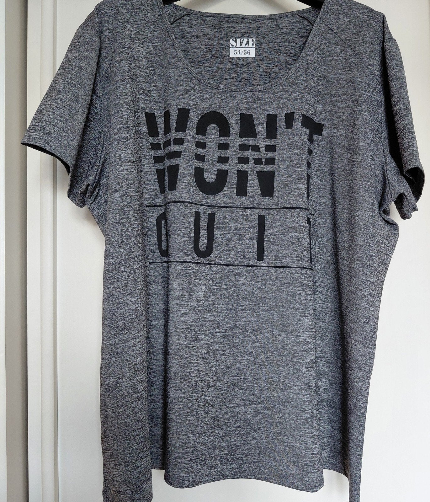 Nieuw Grijs T-shirt met 'WON'T QUIT' opdruk - Maat 54/56, Kleding | Dames, T-shirts, Maat 46/48 (XL) of groter, Nieuw, Ophalen of Verzenden