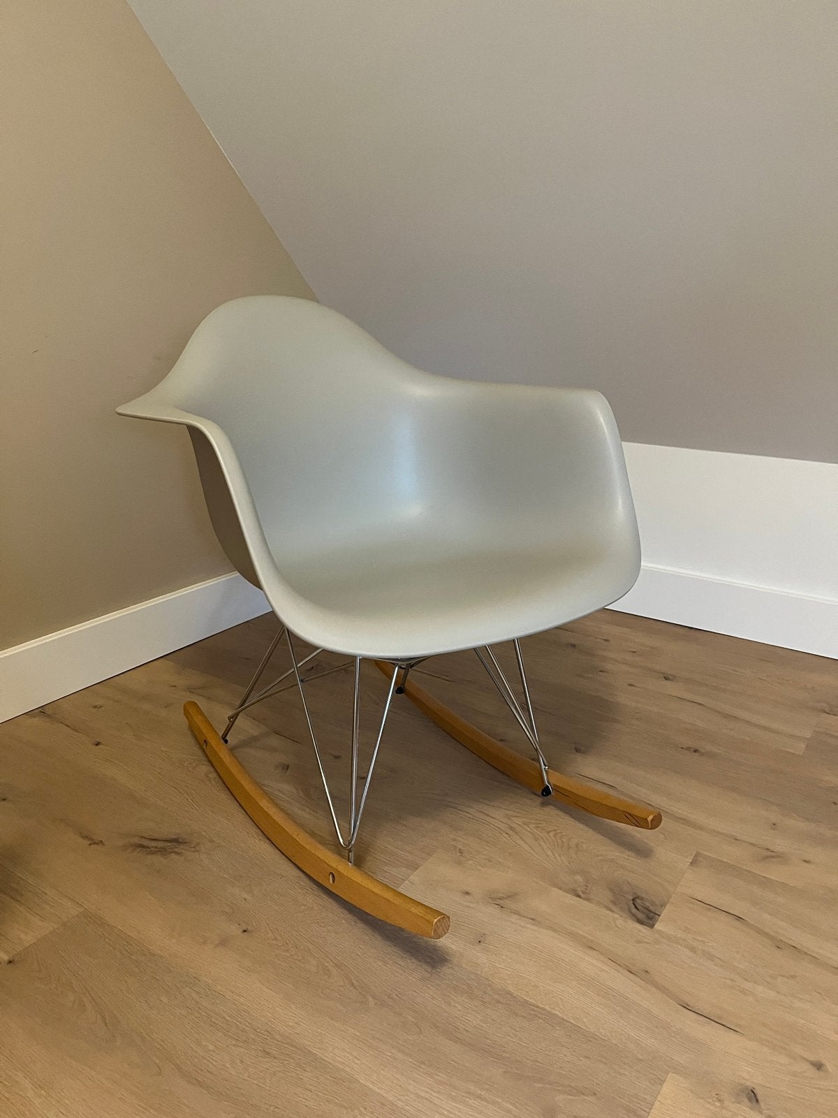 Schommelstoel Vitra Eames RAR look -a-like, Zo goed als nieuw, Ophalen, Hout, Eén