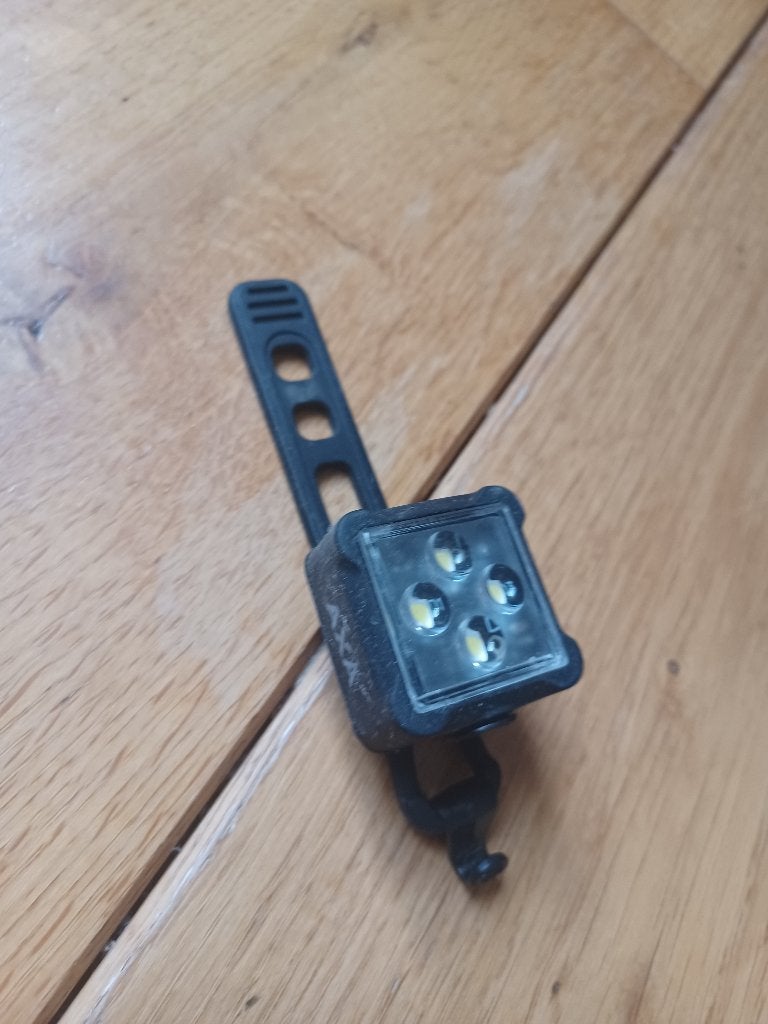 AXA fietslampje - USB-c oplaadbaar, Fietsen en Brommers, Gebruikt, Voorlicht, Ophalen of Verzenden, Oplaadbaar