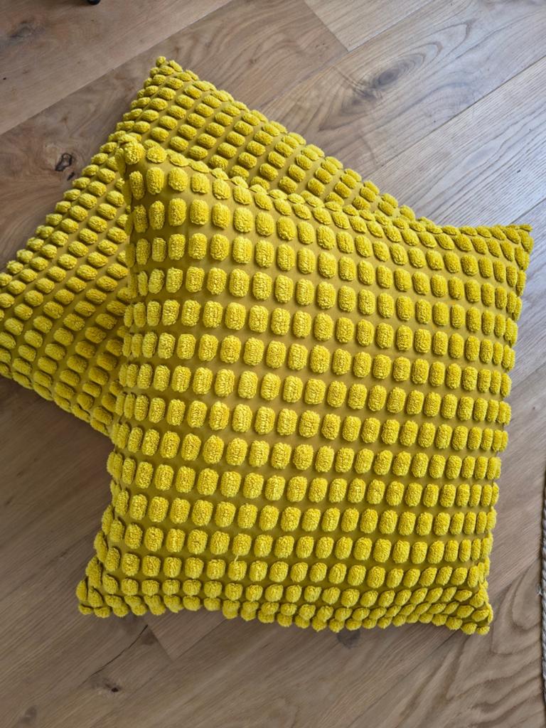 Twee kussens 50 x 50 geel, Ophalen, Zo goed als nieuw, Vierkant