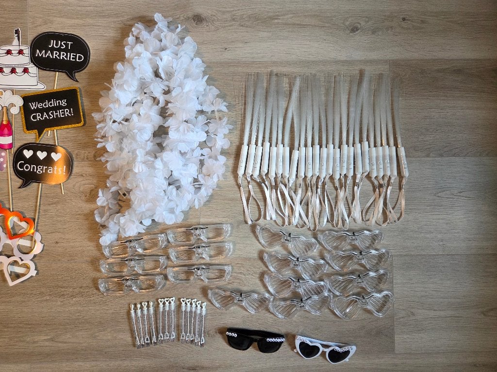 Bruiloft Feestartikelen: brillen, photobooth props, etc., Ophalen of Verzenden, Zo goed als nieuw, Feestartikel, Geboorte of Huwelijk