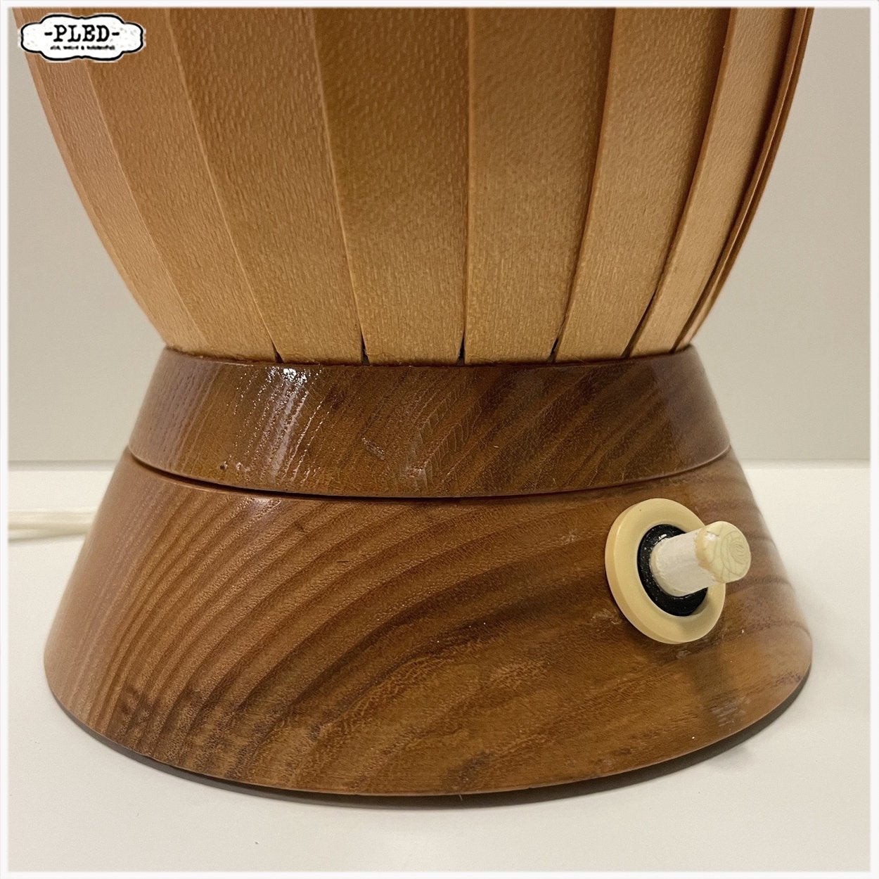 Coconvormige vintage tafellamp met houten lamellen Lamp, Gebruikt, De lamp is aan de onderzijde gemerkt en er is duidelijk te lezen dat de lamp in Pardubice is geproduceerd. De lamp doe qua stijl en qua gebruikte materialen (hout) denken aan het beroemde Tsjechoslowaakse bedrijf Krásná Jizba / ÚLUV.
