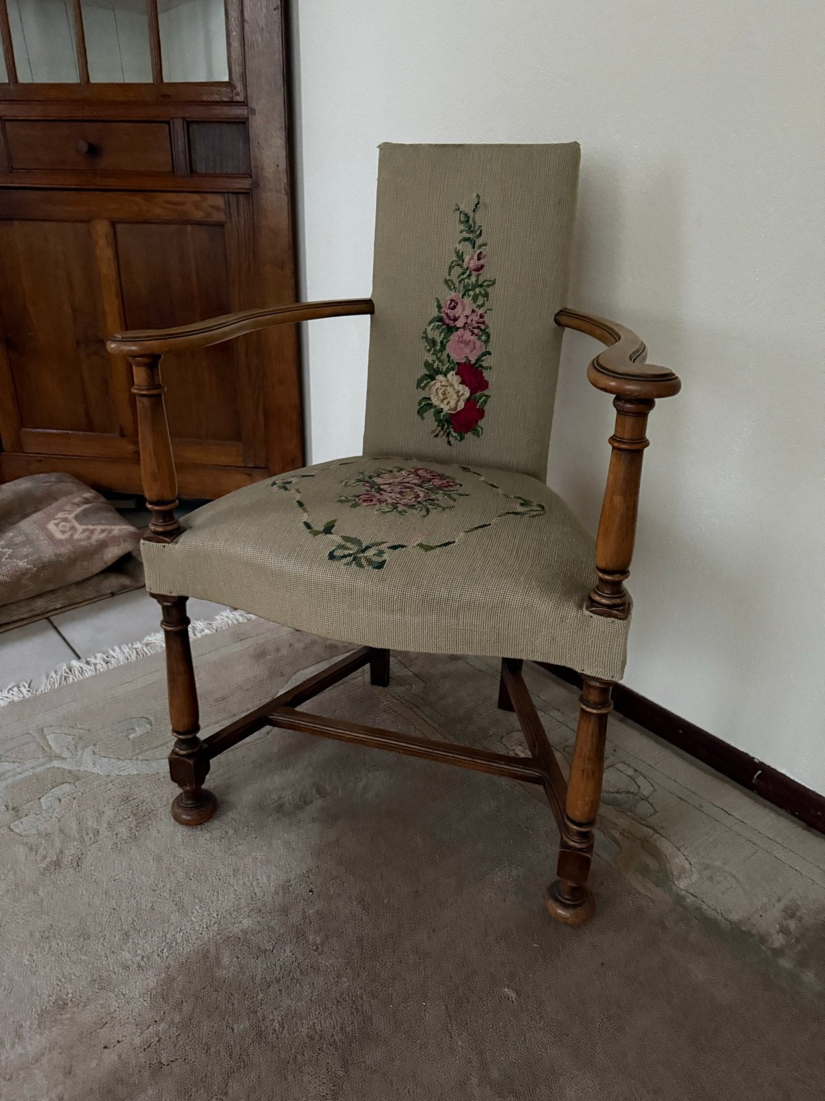 Antieke stoel met geborduurde bekleding, Antiek en Kunst, Antiek | Meubels | Stoelen en Banken, Ophalen