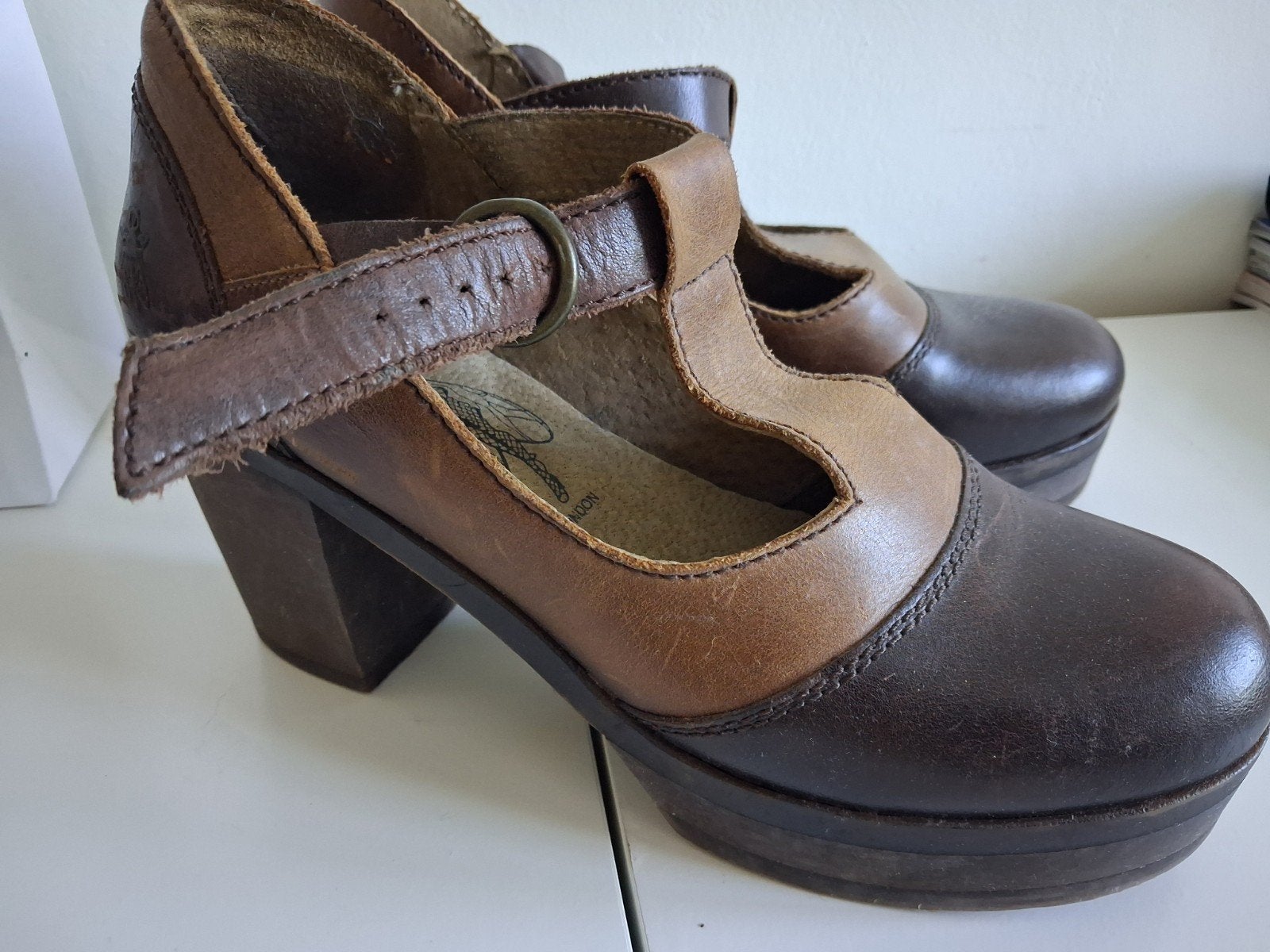 Fly London Mary Jane Pumps T-bandje Tweekleurig Leer, Ophalen of Verzenden, Schoenen met hoge hakken, Fly London, Gedragen