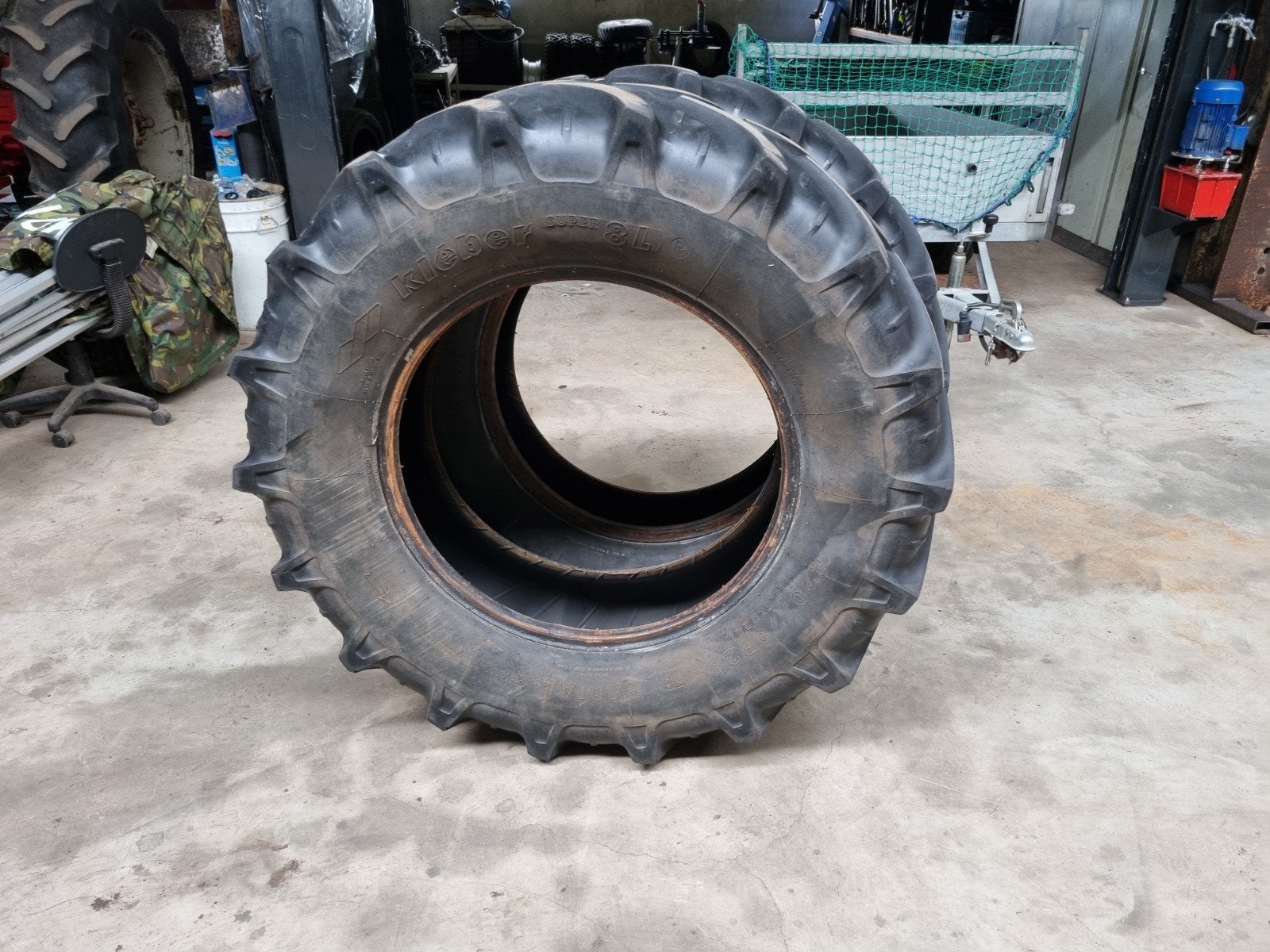 Kléber Super Vredestein 420/70R28 tractorbanden, Ophalen