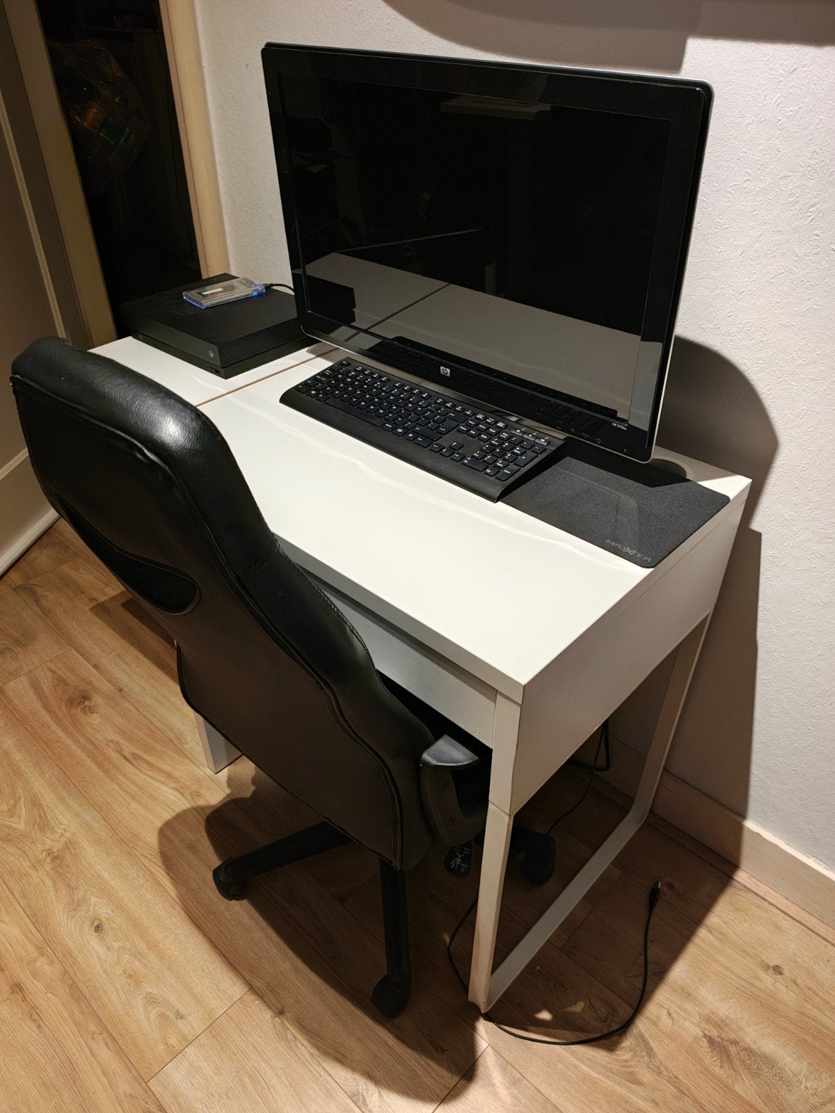 HP 2710m Monitor - Full HD, tafel en gamestoel, Ophalen, Gebruikt, Kantelbaar, HDMI