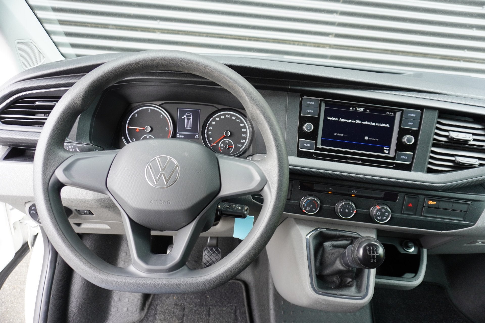 Volkswagen Transporter 110pk L2H1 Comfortline Cruise control, Auto's, Voorwielaandrijving, Gebruikt, Euro 6, 4 cilinders