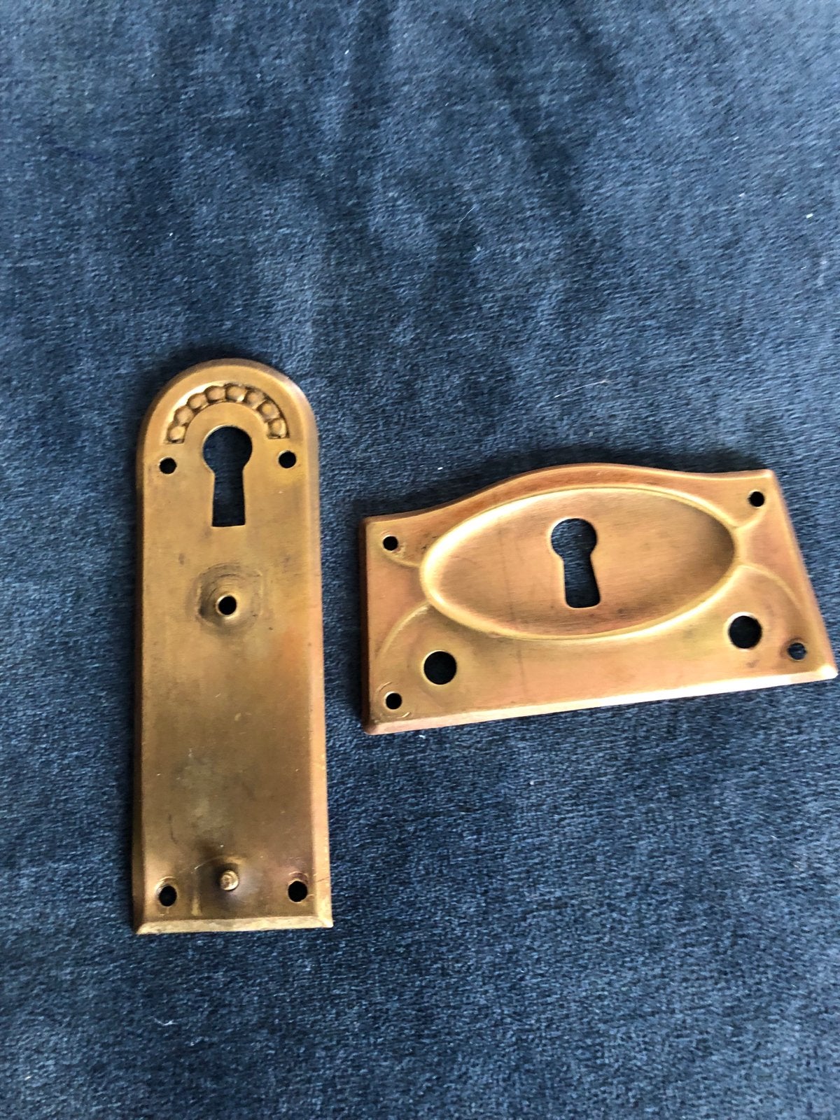 2 Art Deco messing sleutelplaten, Ophalen of Verzenden, Gebruikt, Koper of Messing, Overige typen