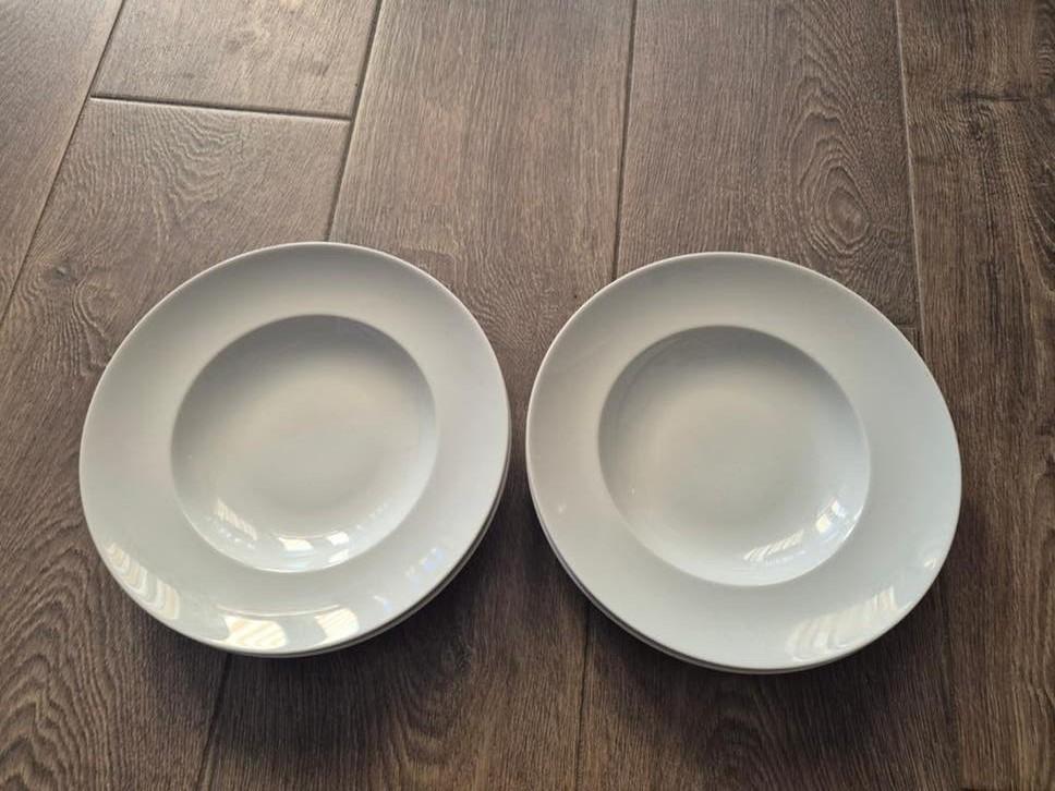 4 stuks diepe borden, wit, effen € 1,00 per stuk, Ophalen