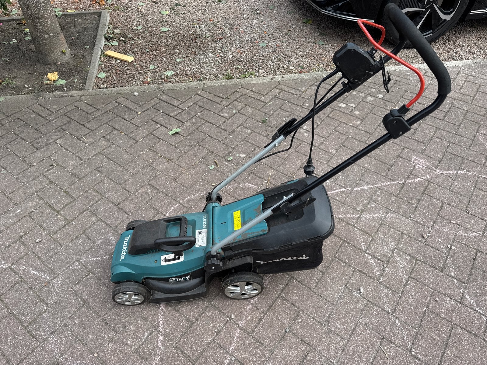 Makita ELM3320 Elektrische Grasmaaier, LOOPT AAN, Tuin en Terras, Grasmaaiers, Ophalen, Cirkelmaaier, Gebruikt, Elektrische grasmaaier