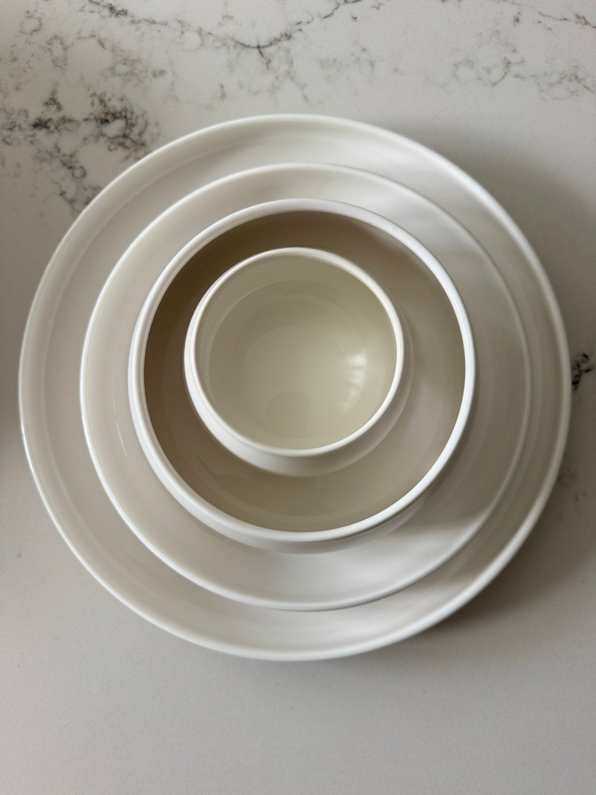 Wit servies Modern en stijlvol, Keramiek, Nieuw, Ophalen of Verzenden, Bord(en)