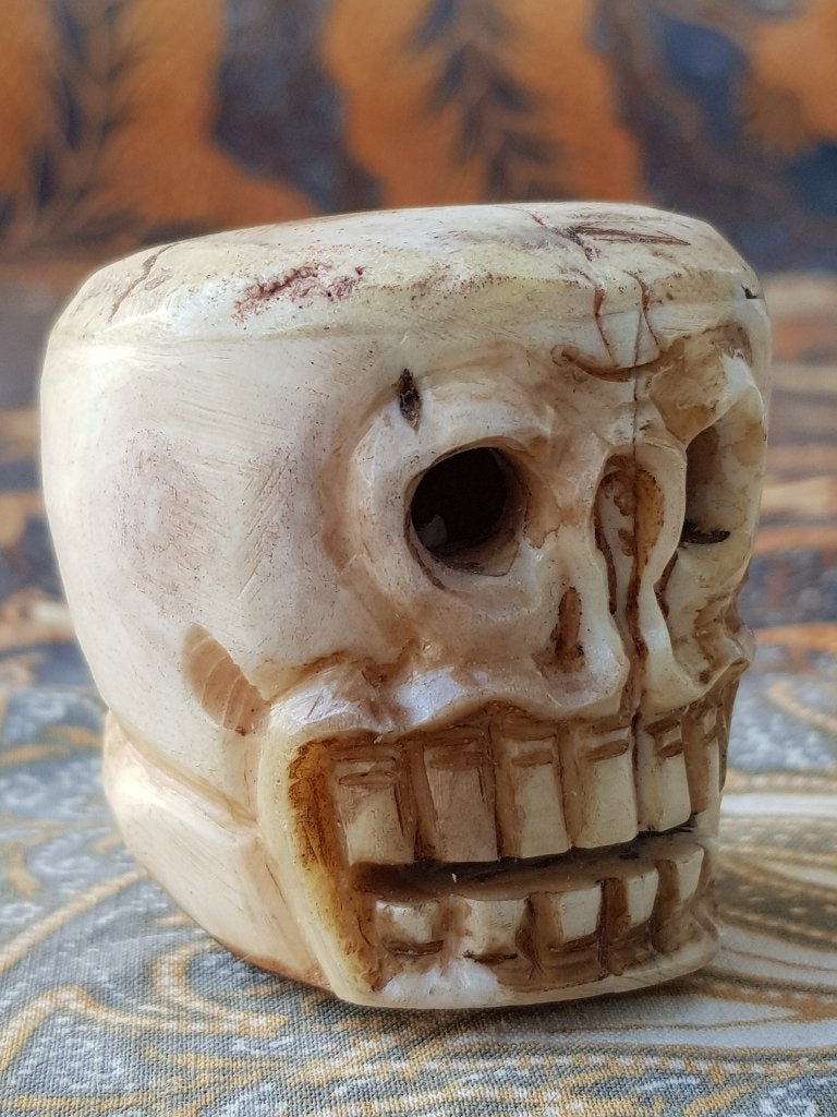 Mooie antieke Oosterse doodskop van gesneden been 4,6 cm., Ophalen of Verzenden