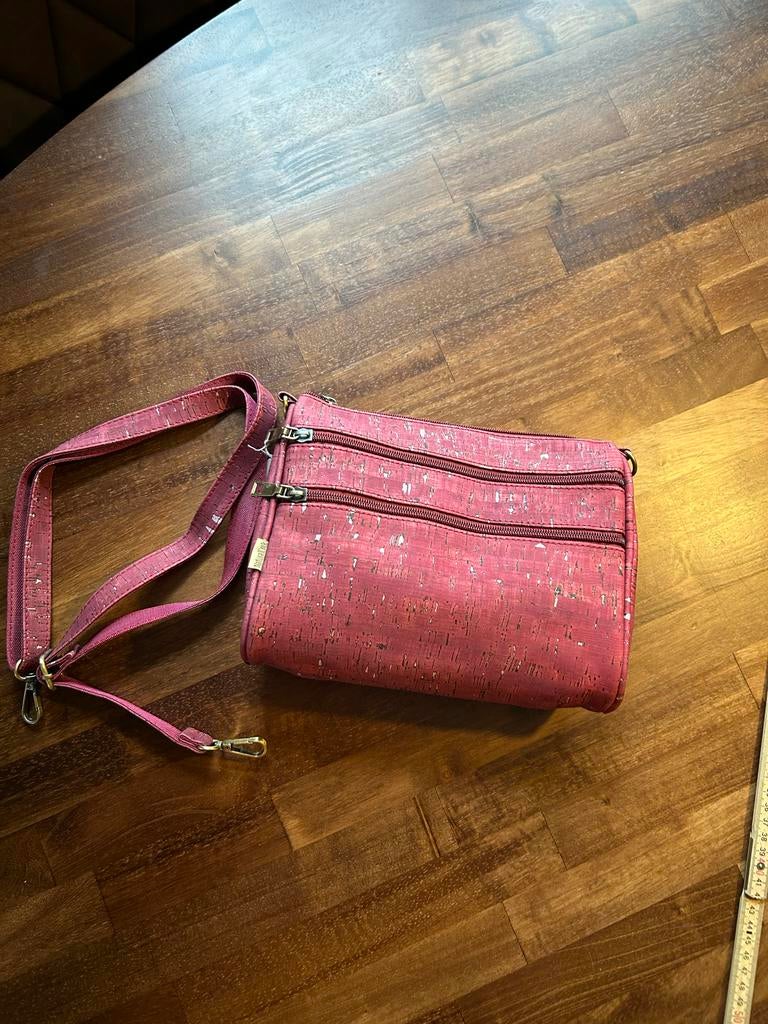 Mooie kurken tas uit Portugal - Bordeauxrood, Sieraden, Tassen en Uiterlijk, Tassen | Schoudertassen, Ophalen of Verzenden, Nieuw