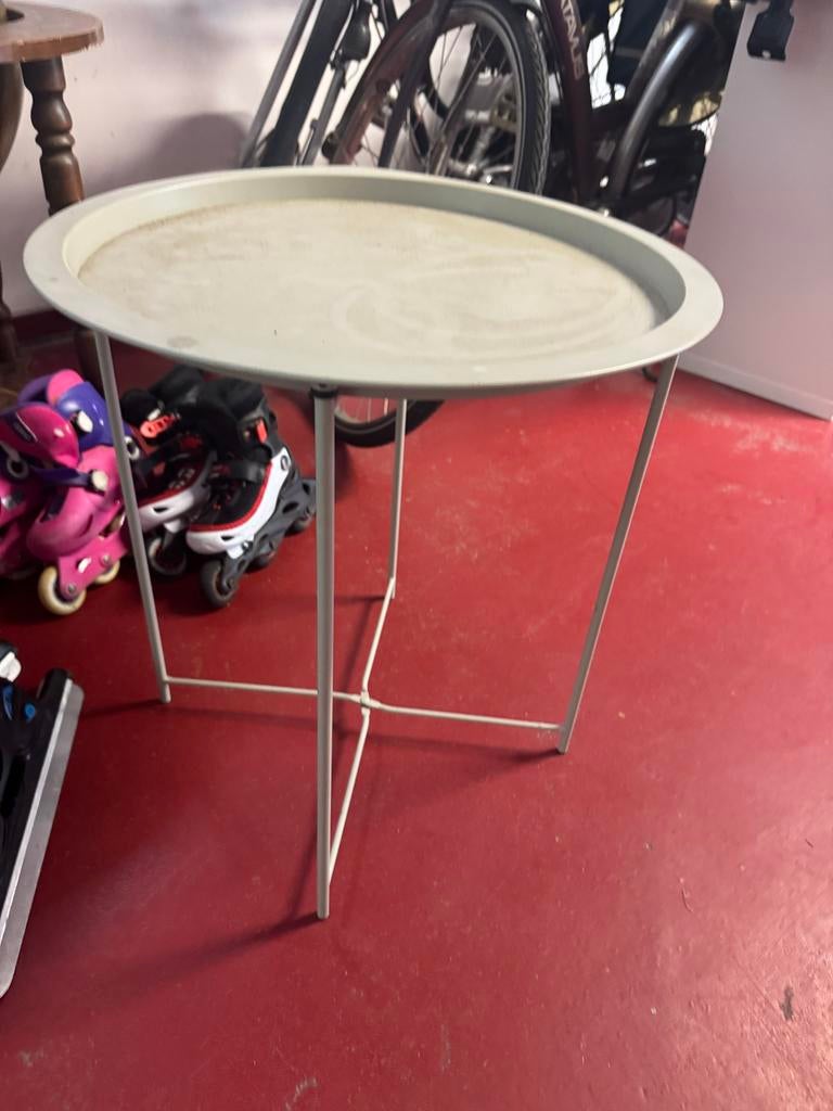 Ronde bijzettafel, lichtgrijs metaal, Ophalen of Verzenden, Zo goed als nieuw