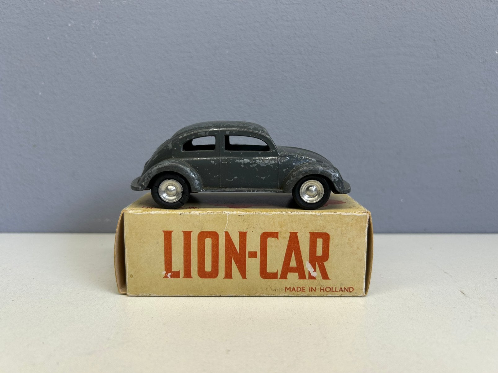 50’s Lion toys car Volkswagen VW Kever beetle donkergrijs, Ophalen of Verzenden, Zo goed als nieuw, Bus of Vrachtwagen, Lion Toys