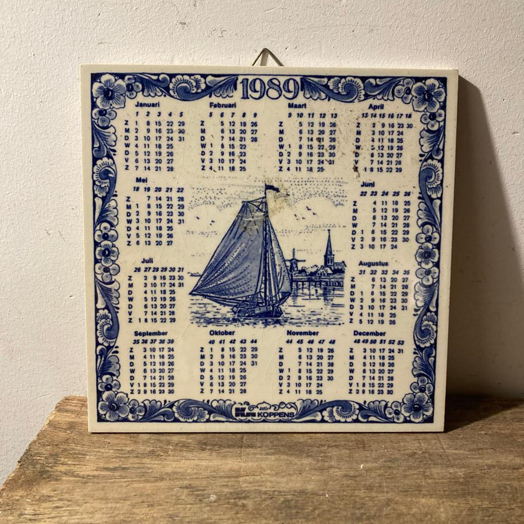 Delfts Blauw Jaartegel 1989 met Zeilboot en Kalender, Ophalen of Verzenden