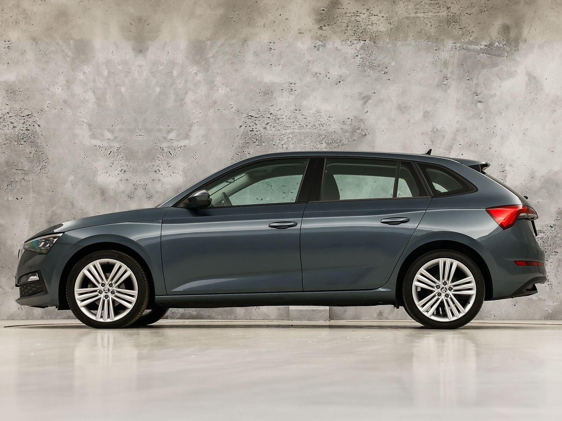 Skoda Scala 1.0 TSI Sport Automaat (VIRTUAL COCKPIT, APPLE C, 12 maanden, Gebruikt, Verwarmde buitenspiegels, 49 €/maand