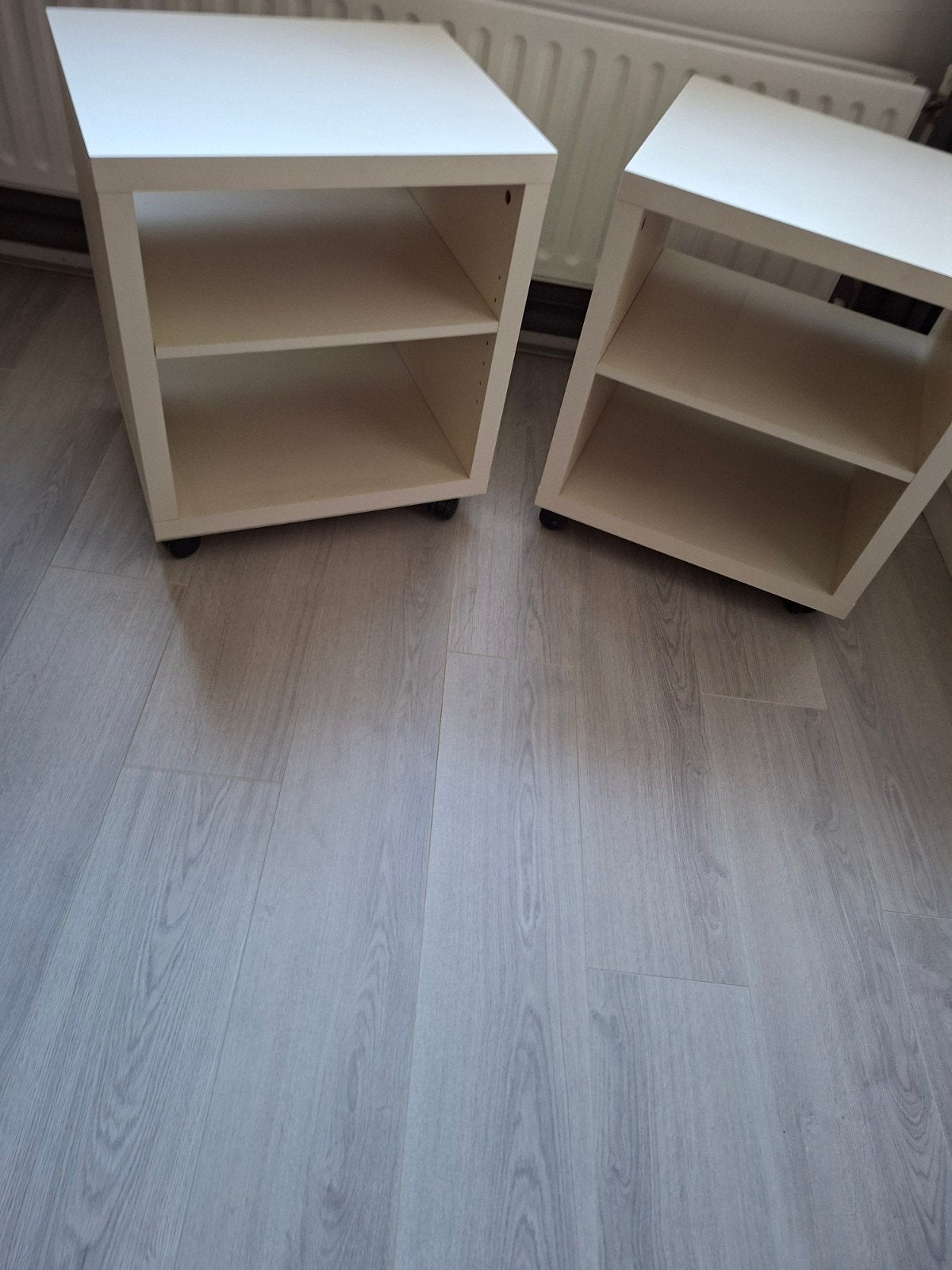 Twee witte nachtkastjes/bijzettafels op wieltjes, Ophalen, Gebruikt