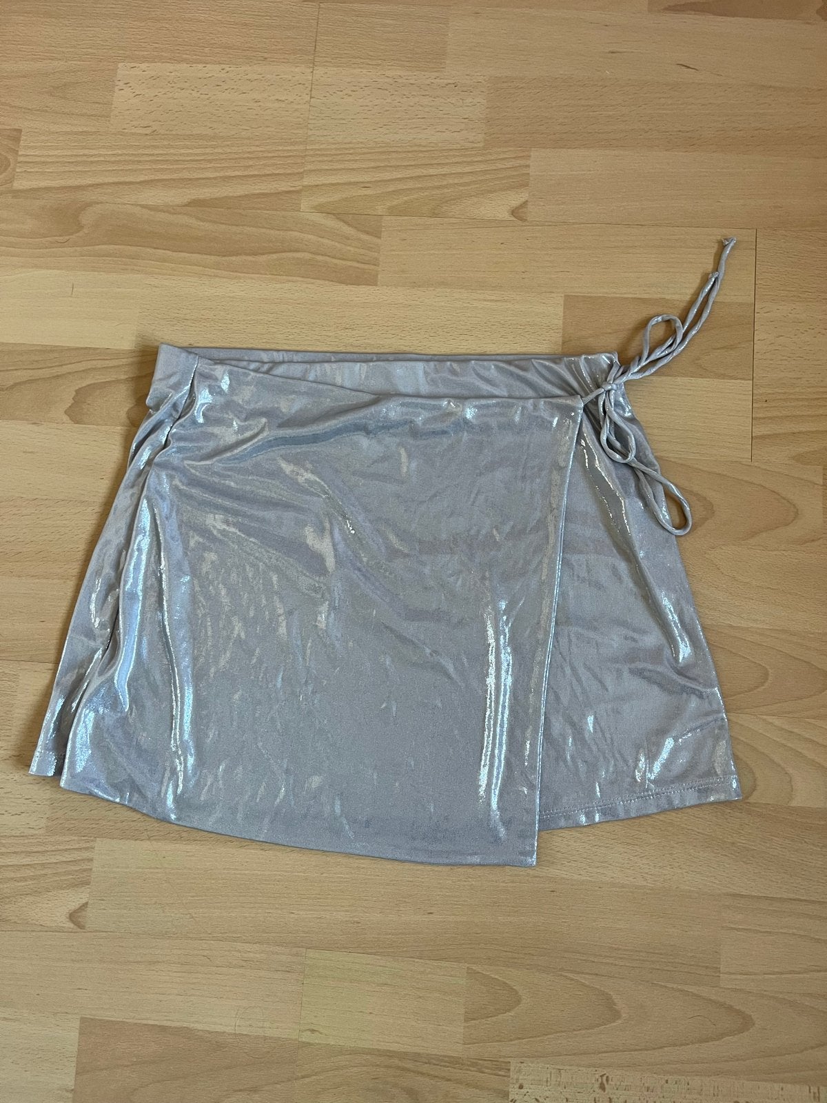 Zilveren metallic skort, Kleding | Dames, Maat 38/40 (M), Ophalen of Verzenden, Gedragen, Boven de knie