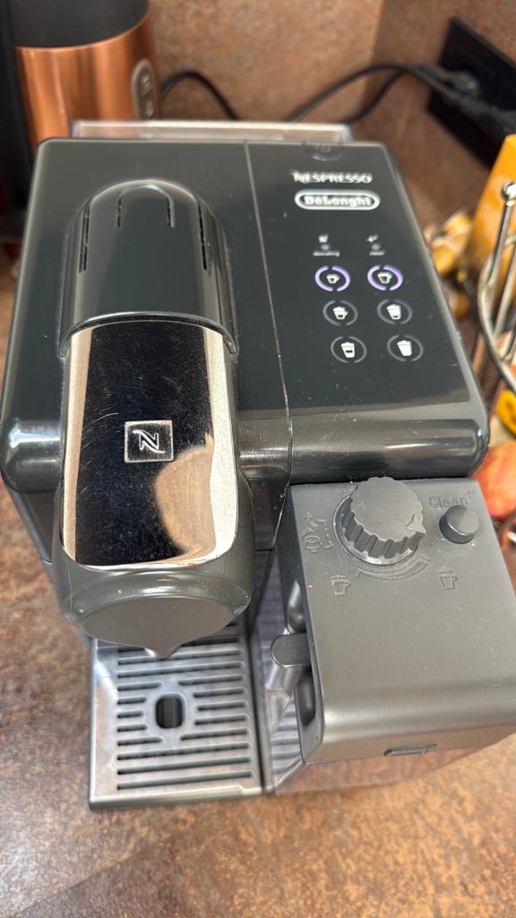Nespresso DeLonghi koffiezetapparaat, Witgoed en Apparatuur, Koffiezetapparaten, Ophalen of Verzenden, Gebruikt