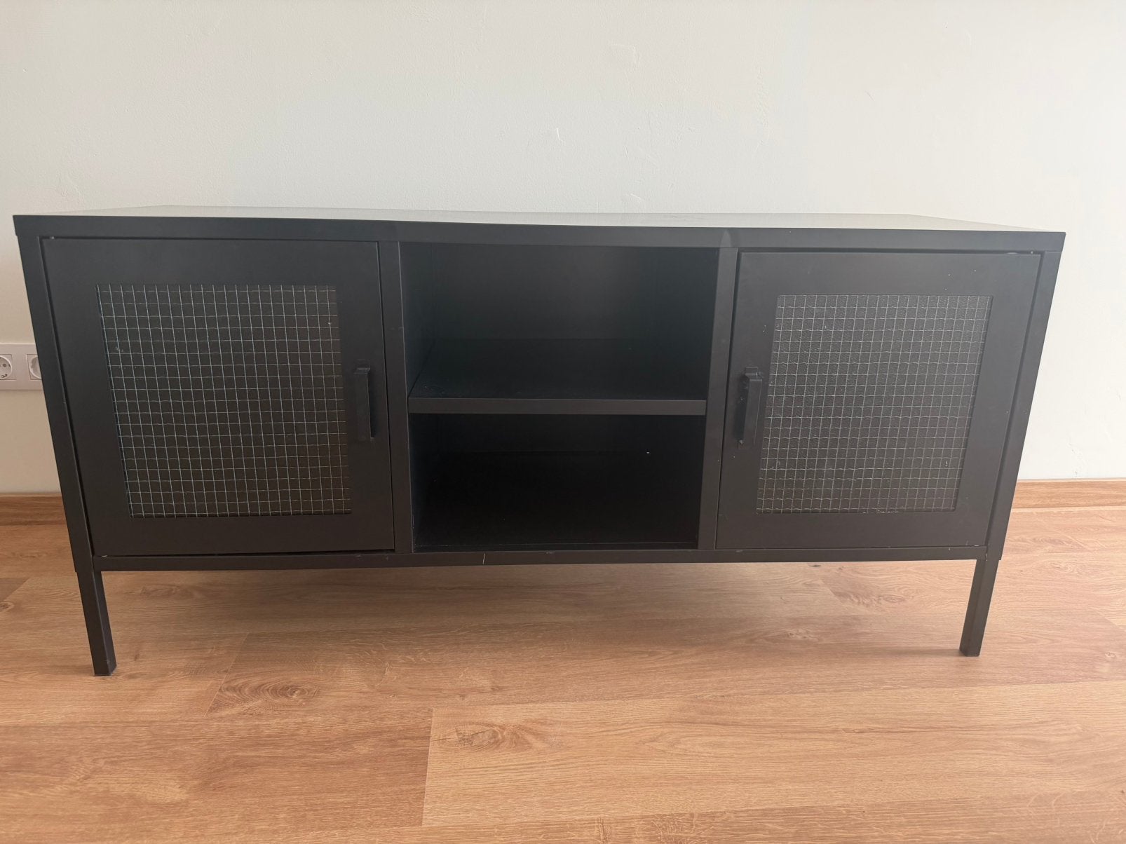 Zwarte metalen tv-meubel met draadglazen deuren, Huis en Inrichting, Kasten | Dressoirs, Ophalen, Gebruikt, 100 tot 150 cm, Metaal