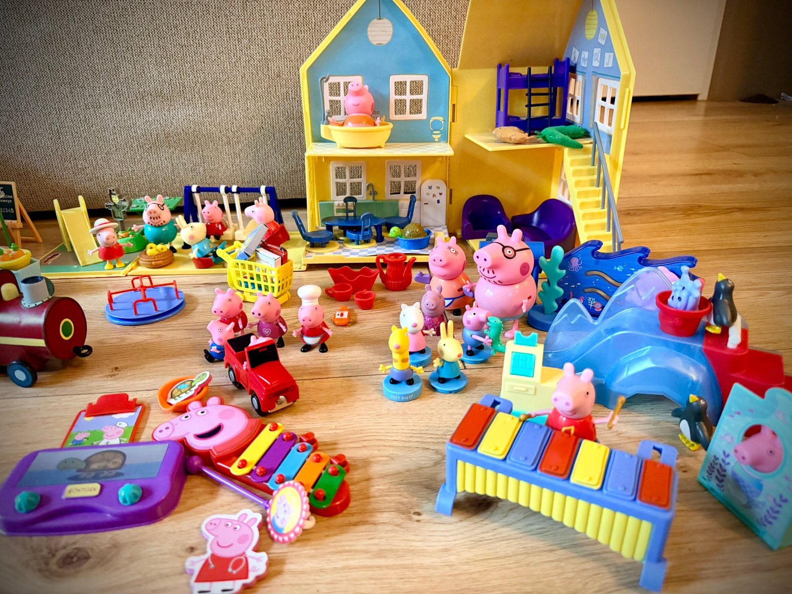 Grote Peppa Pig verzameling – huis, trein, camper en figuren, Ophalen of Verzenden, Zo goed als nieuw, Overige typen