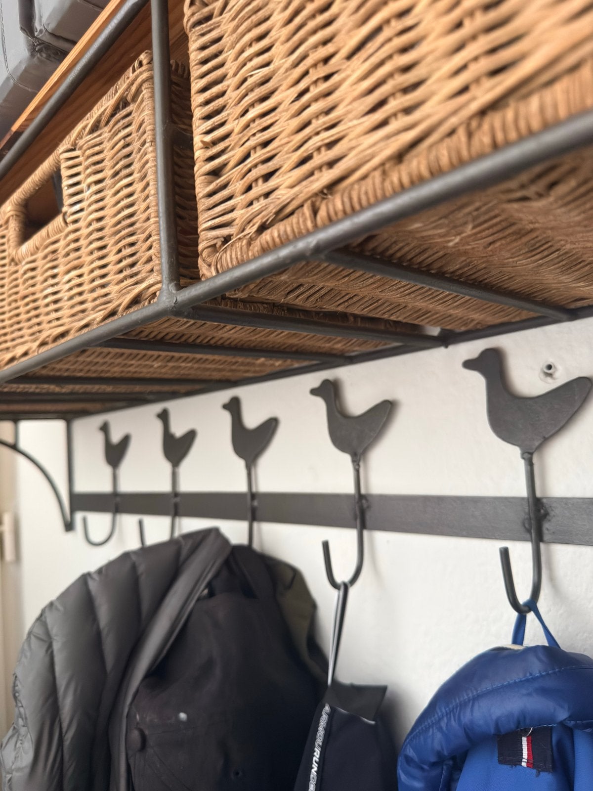 Kapstok 90cm breed met 6 haken en 3 rieten mandjes, Huis en Inrichting, Woonaccessoires | Kapstokken, Gebruikt, Wandkapstok, Minder dan 100 cm