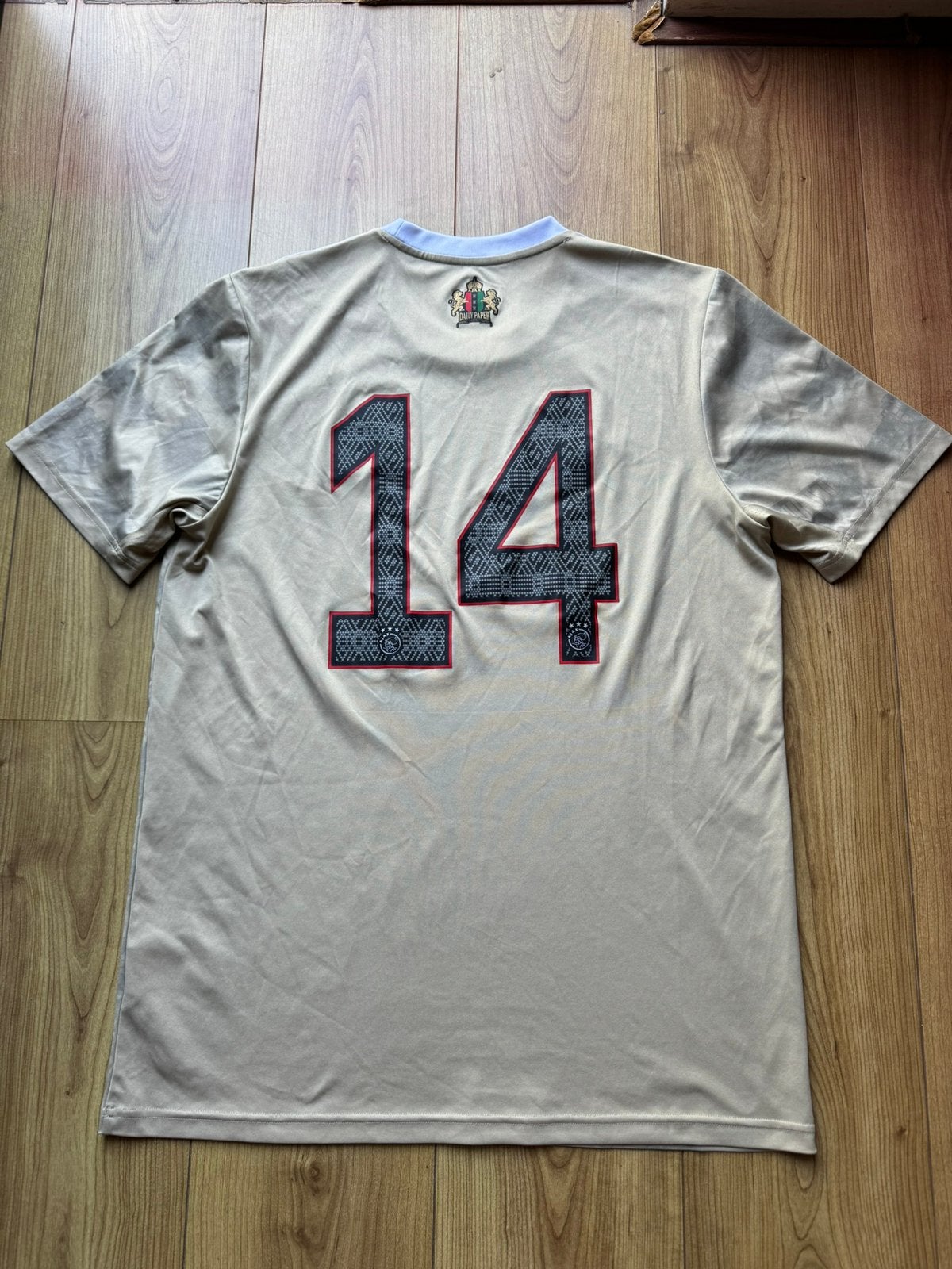 Origineel Voetbalshirt Ajax x Daily Paper Johan Cruijff #14, Ophalen of Verzenden, Zo goed als nieuw, Maat 52/54 (L), Beige