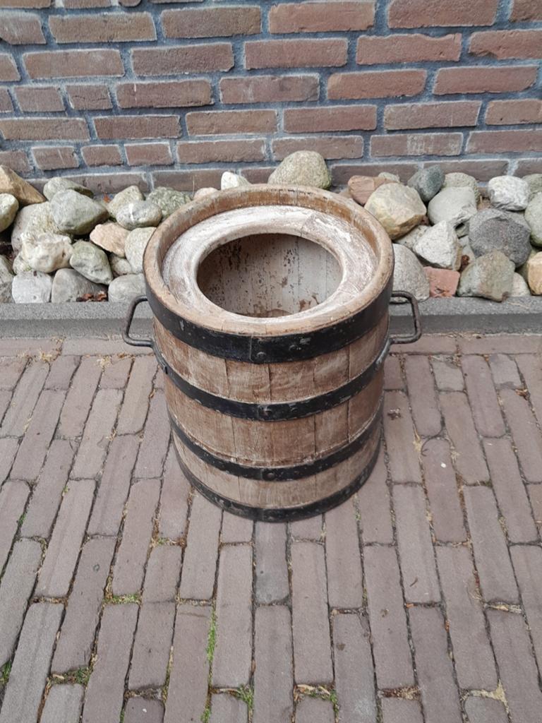Oude houten ton met metalen ringen., Ophalen, Gebruikt, Rond, Tuin