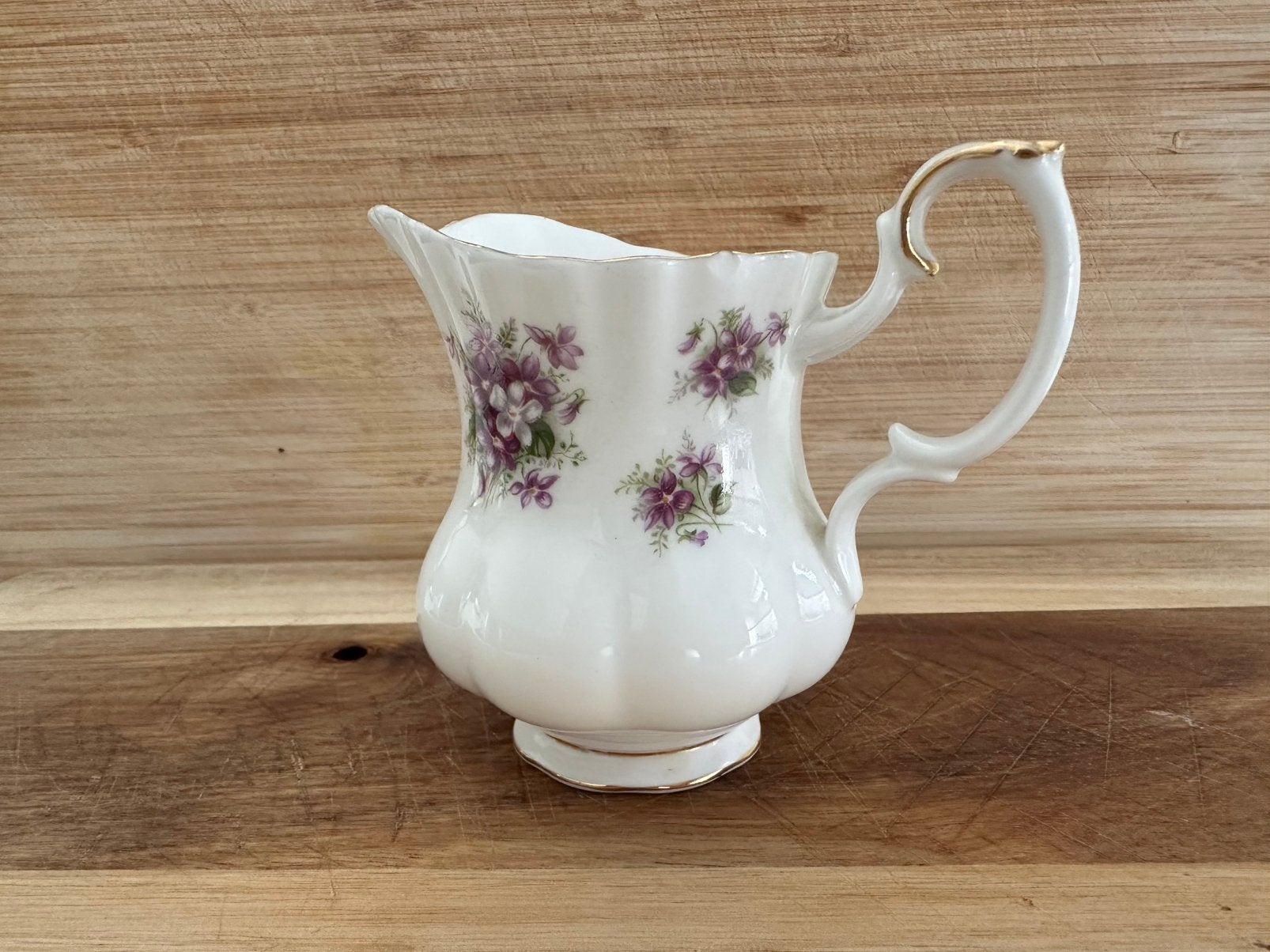 Royal Albert Sweet Violet melkkannetje – Engels porselein, Antiek en Kunst, Ophalen of Verzenden