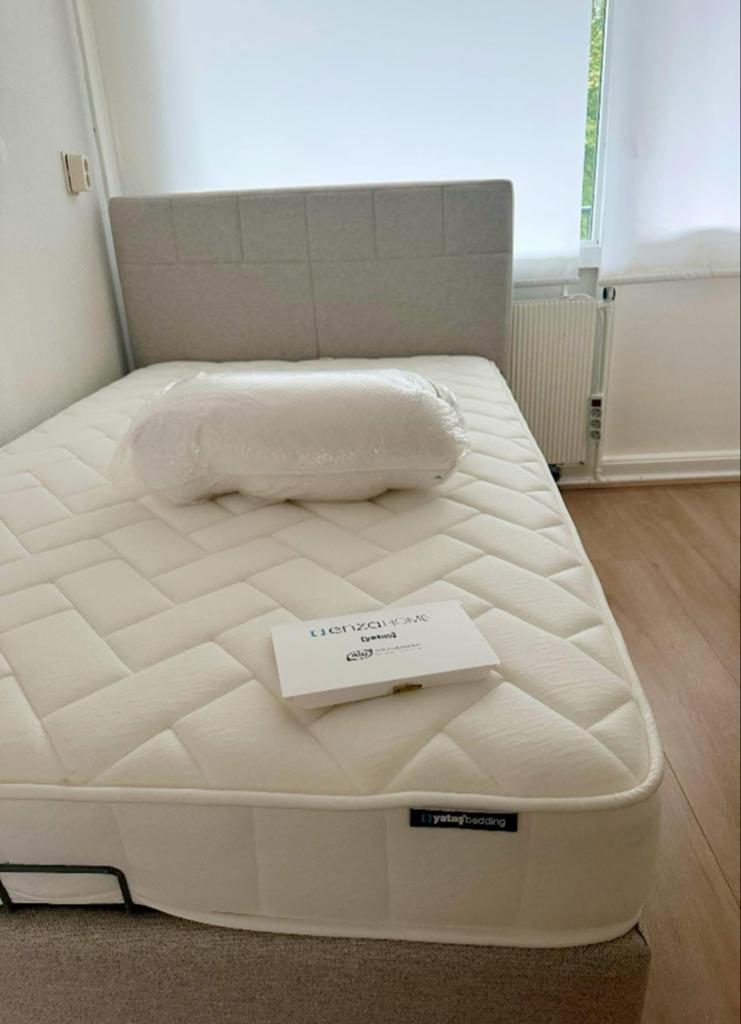 Bed Yatas 140x200, Ophalen of Verzenden, Zo goed als nieuw