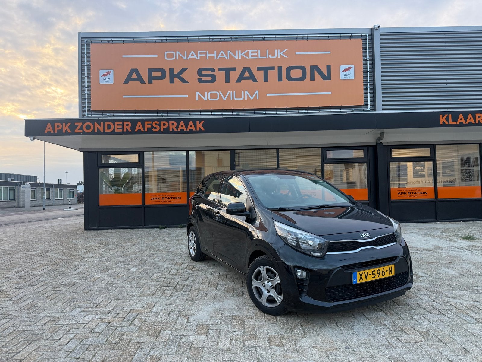 Kia Picanto 1.0, Airco, CarPlay, Nieuwe APK/ Inruil mogelijk, Voorwielaandrijving, 4 stoelen, Zwart, Origineel Nederlands