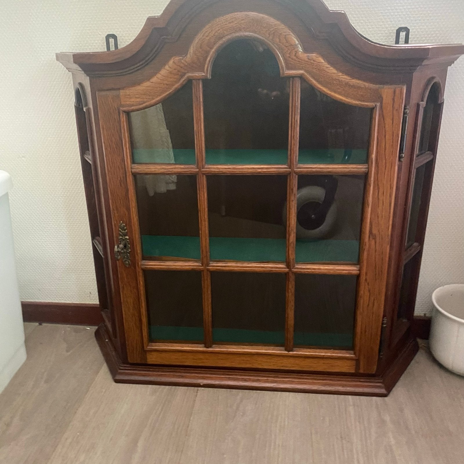 Eiken houten wandvitrinekast met glazen deuren, Ophalen