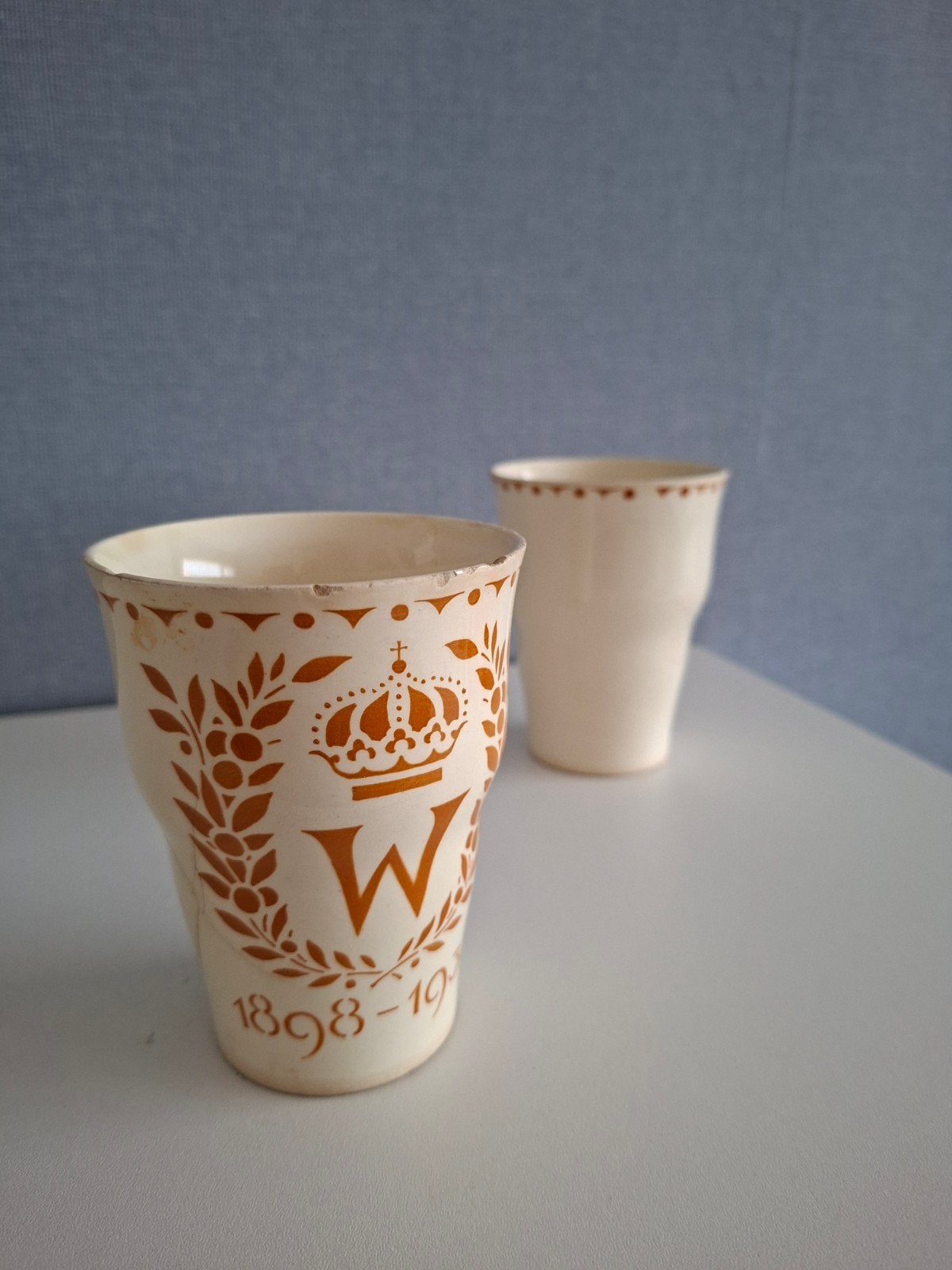 Wilhelmina beker 1898 jubileum uitgave Nieuw en beschadigde., Verzamelen, Ophalen of Verzenden, Nieuw, Nederland, Servies