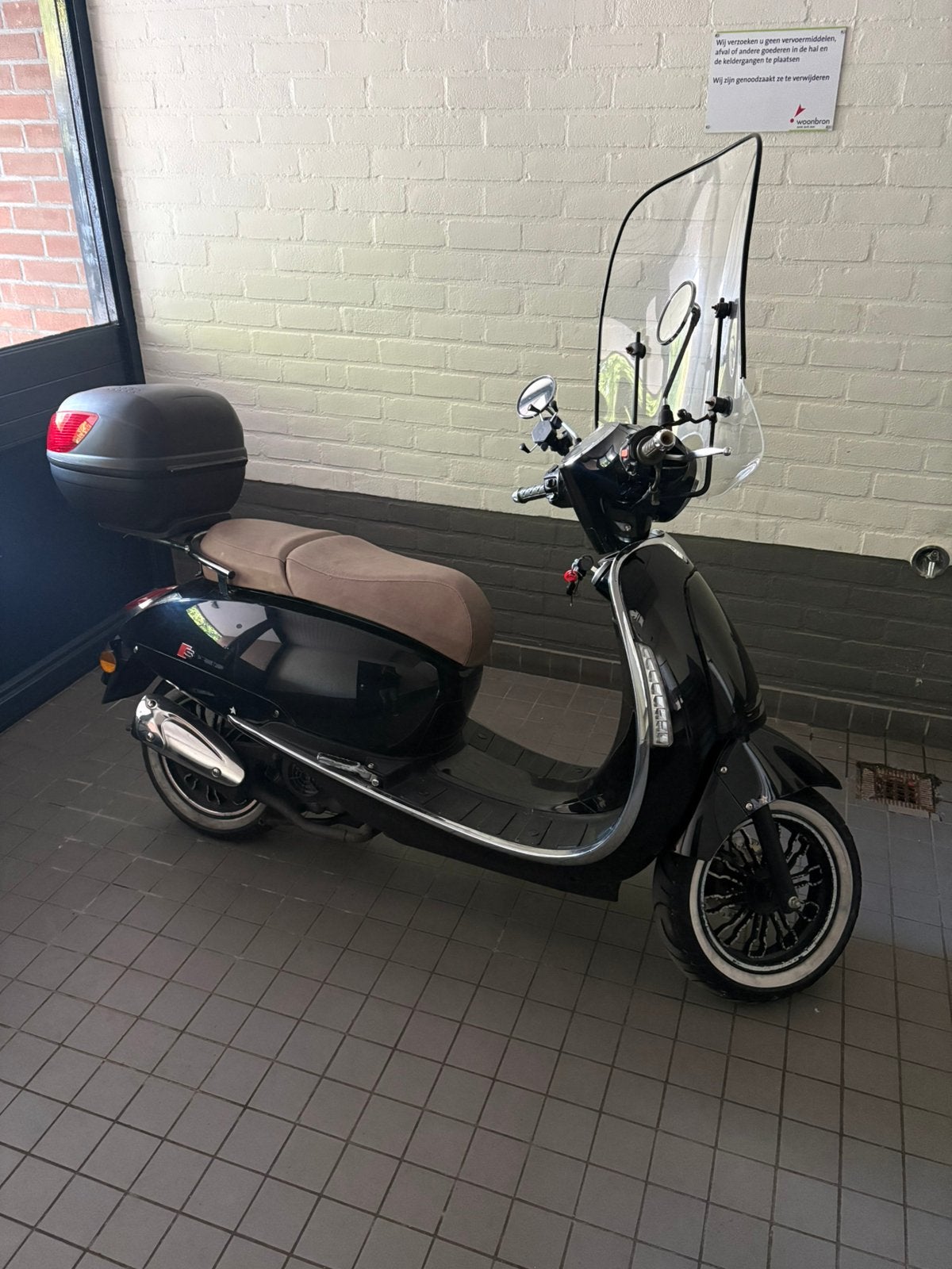 Iva sublime scooter blauw kenteken 5400km met gratis HELM!, Fietsen en Brommers, Ophalen of Verzenden, Zo goed als nieuw