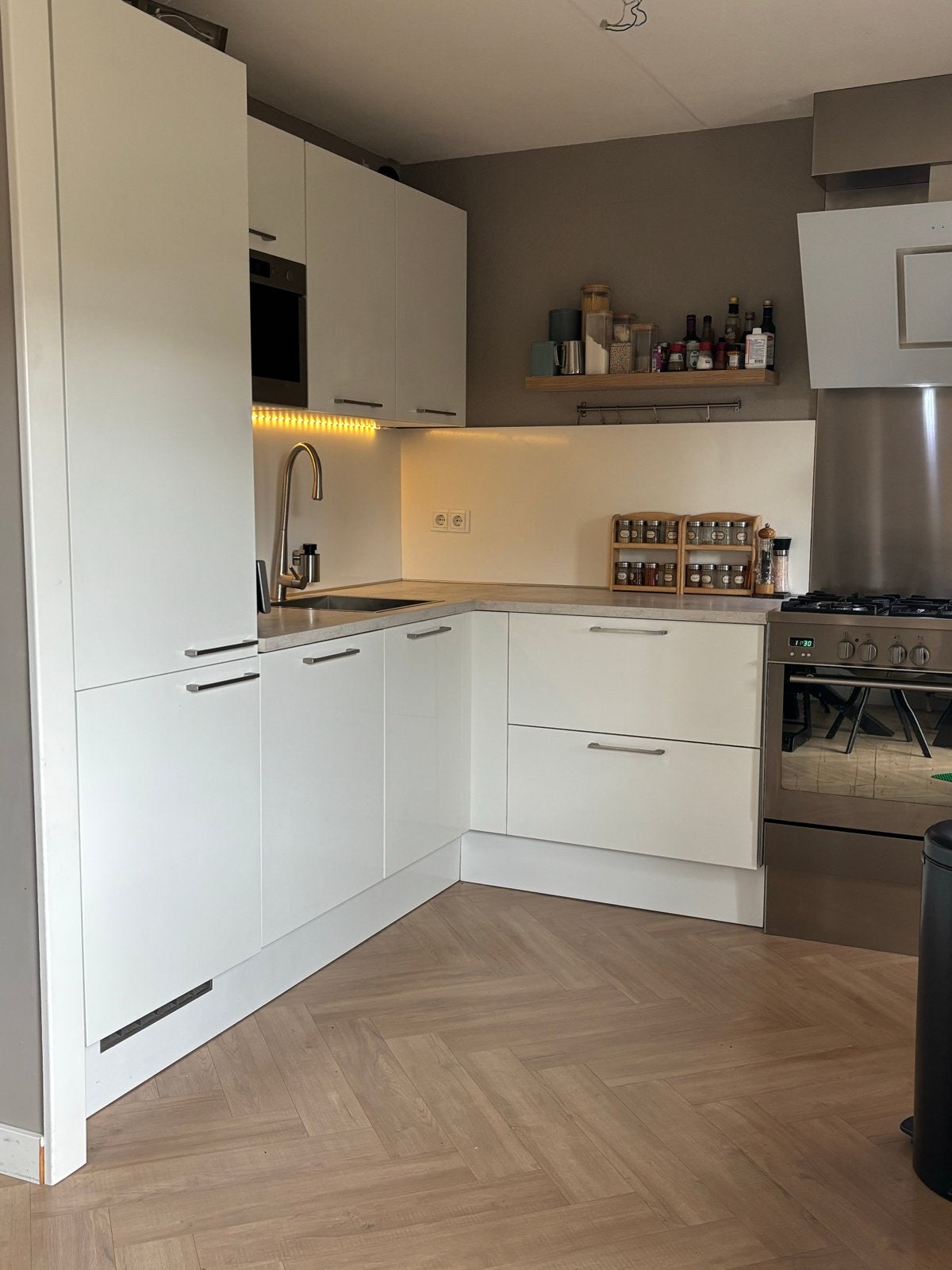 L-vormige keuken met apparatuur vanaf eind augustus, Ophalen, Gebruikt, Wit, Hoekkeuken