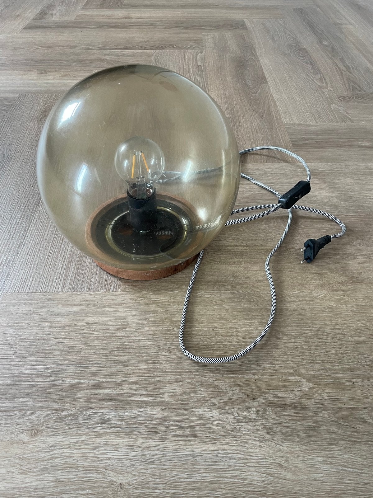 IKEA FADO Tafellamp - Glazen Bol -  Okergeel, Huis en Inrichting, Met stekker, Modern, E27 (groot), Ophalen of Verzenden