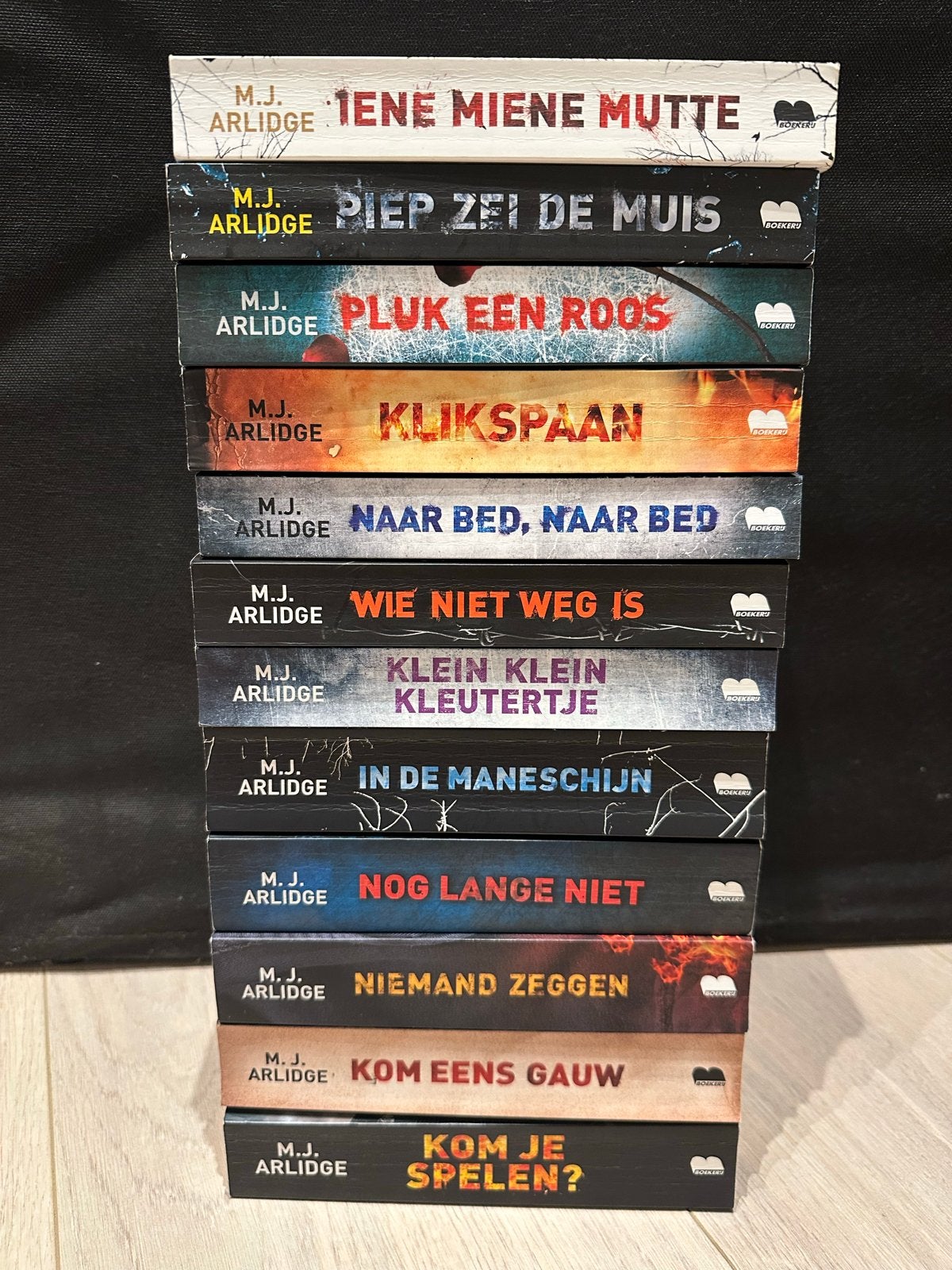 M.J. Arlidge Boekenreeks - Thrillers, Boeken, Ophalen of Verzenden, Zo goed als nieuw
